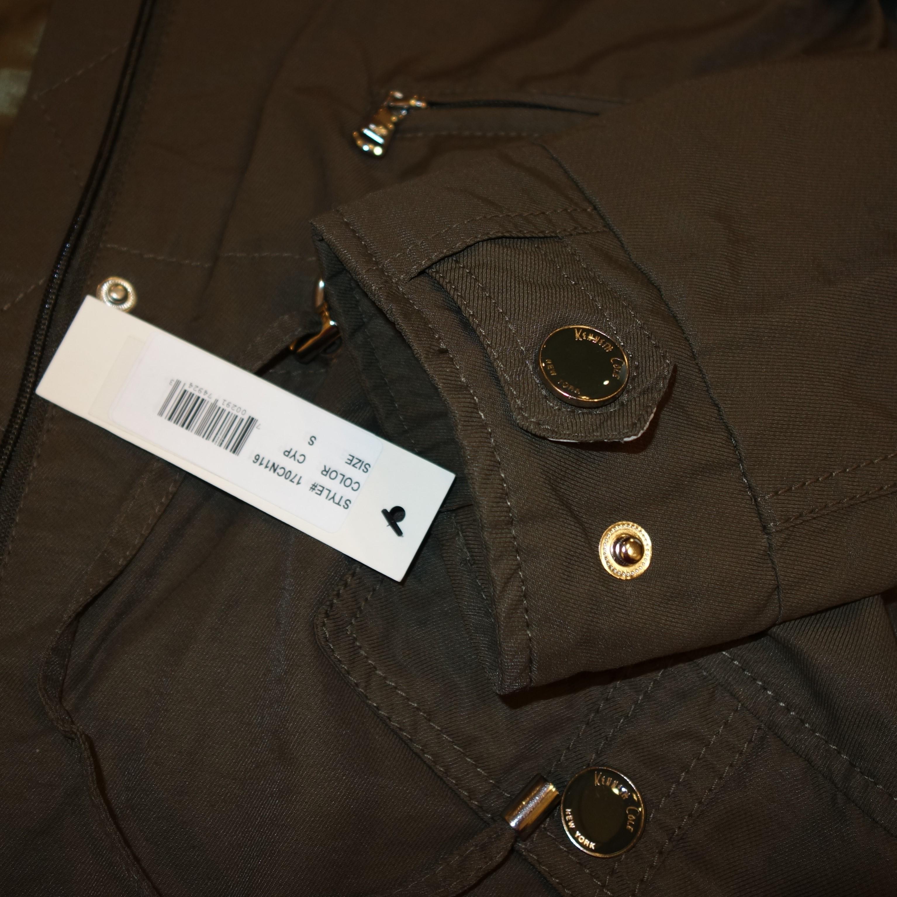 Nuovo con etichetta Kenneth Cole Beige Sateen Jacket Trench Coat Taglia: Extra Small in vendita 1