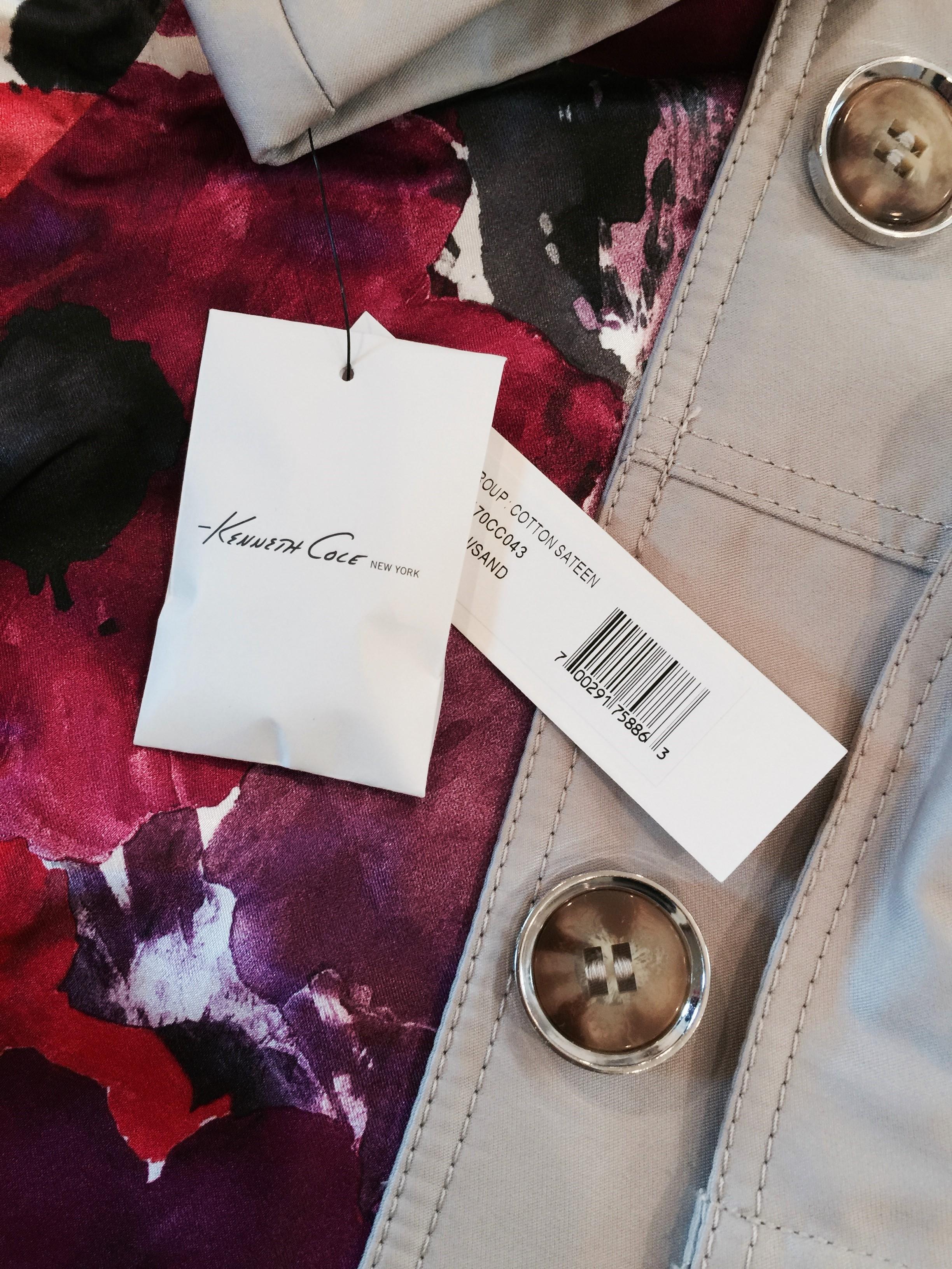 Neu mit Etiketten Kenneth Cole Beige Satin Jacke Trenchcoat Größe: Small im Zustand „Neu“ im Angebot in Leesburg, VA