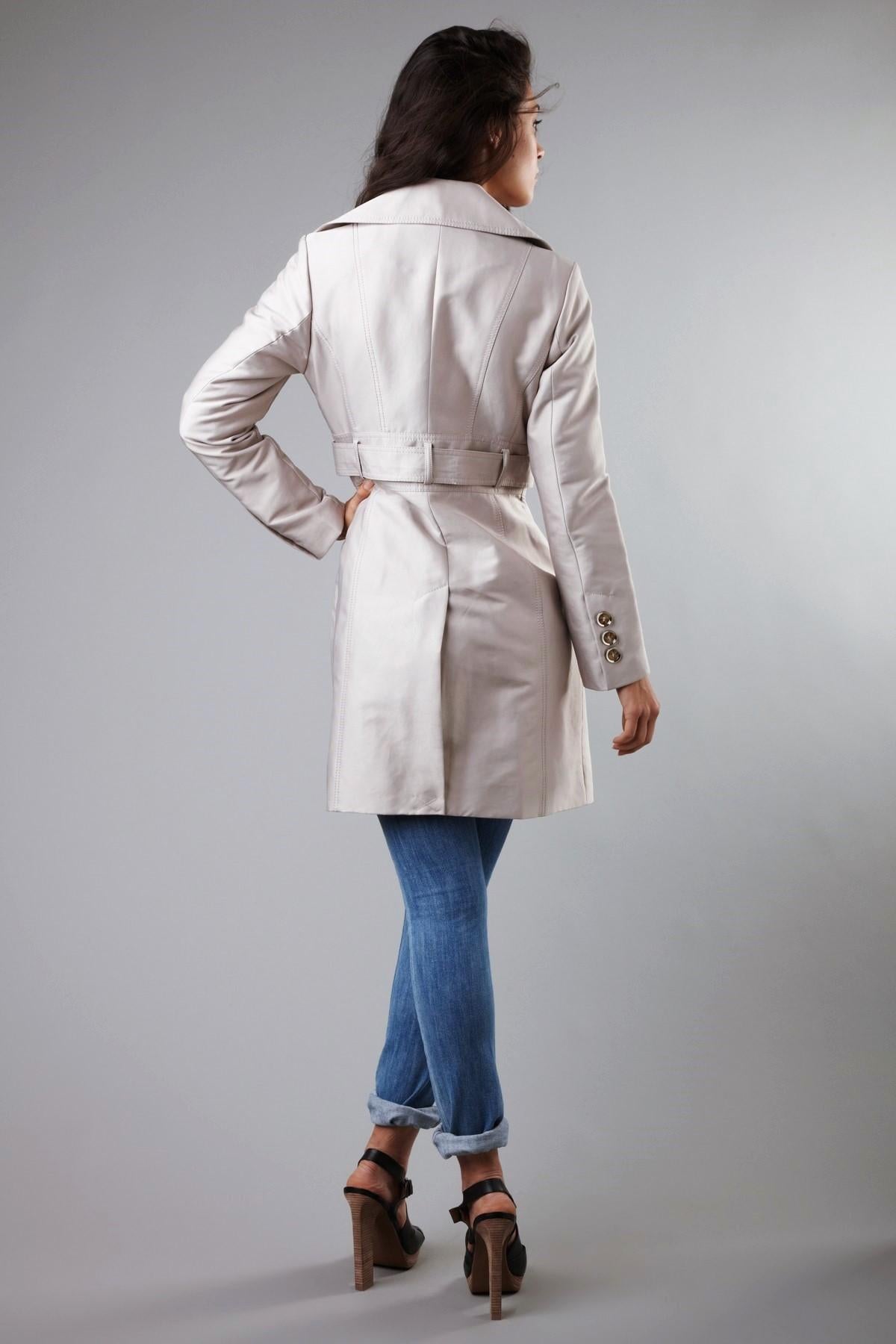 Neu mit Etiketten Kenneth Cole Beige Satin Jacke Trenchcoat Größe: Small Damen im Angebot