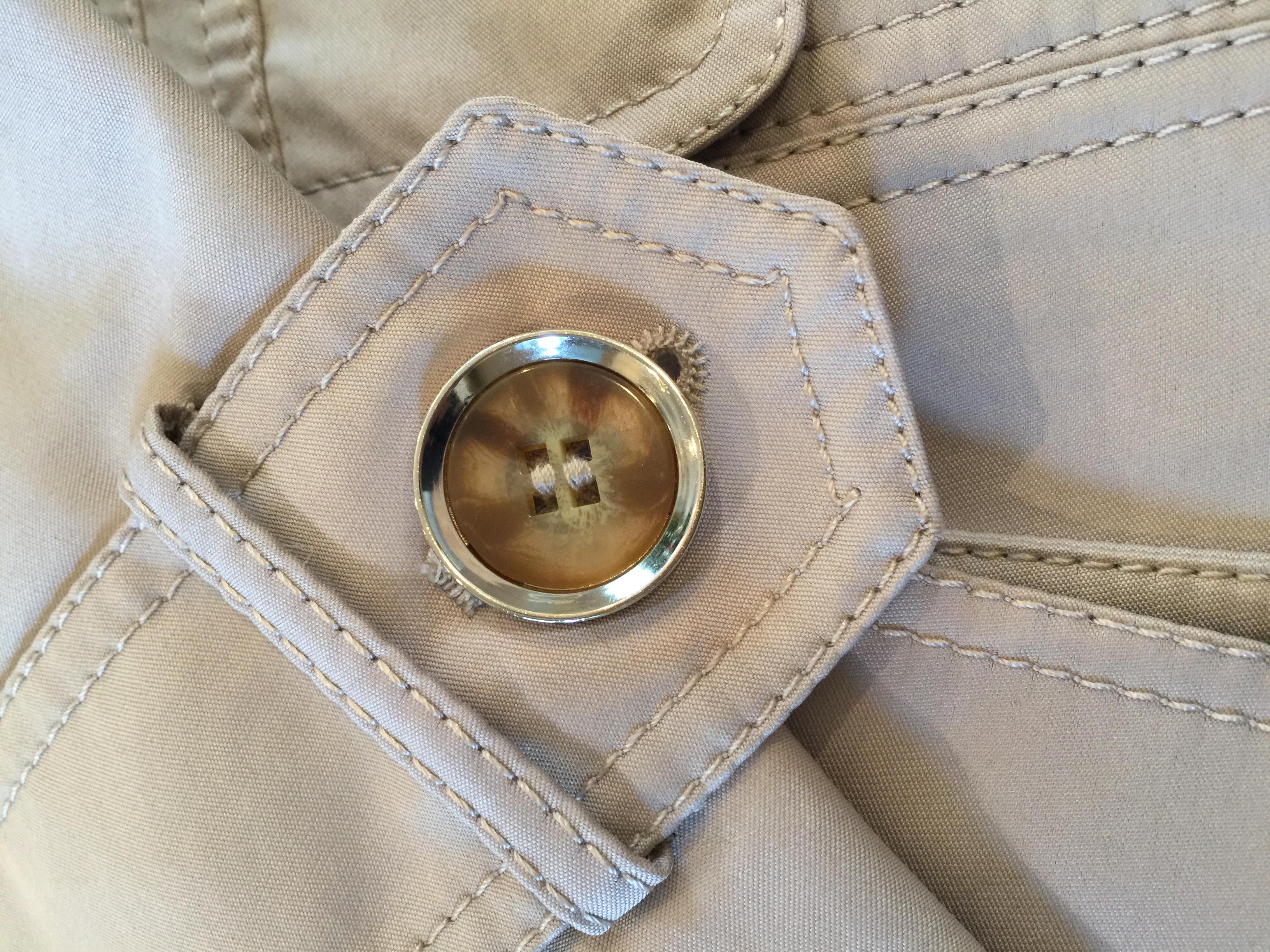 Neu mit Etiketten Kenneth Cole Beige Satin Jacke Trenchcoat Größe: Small im Angebot 1