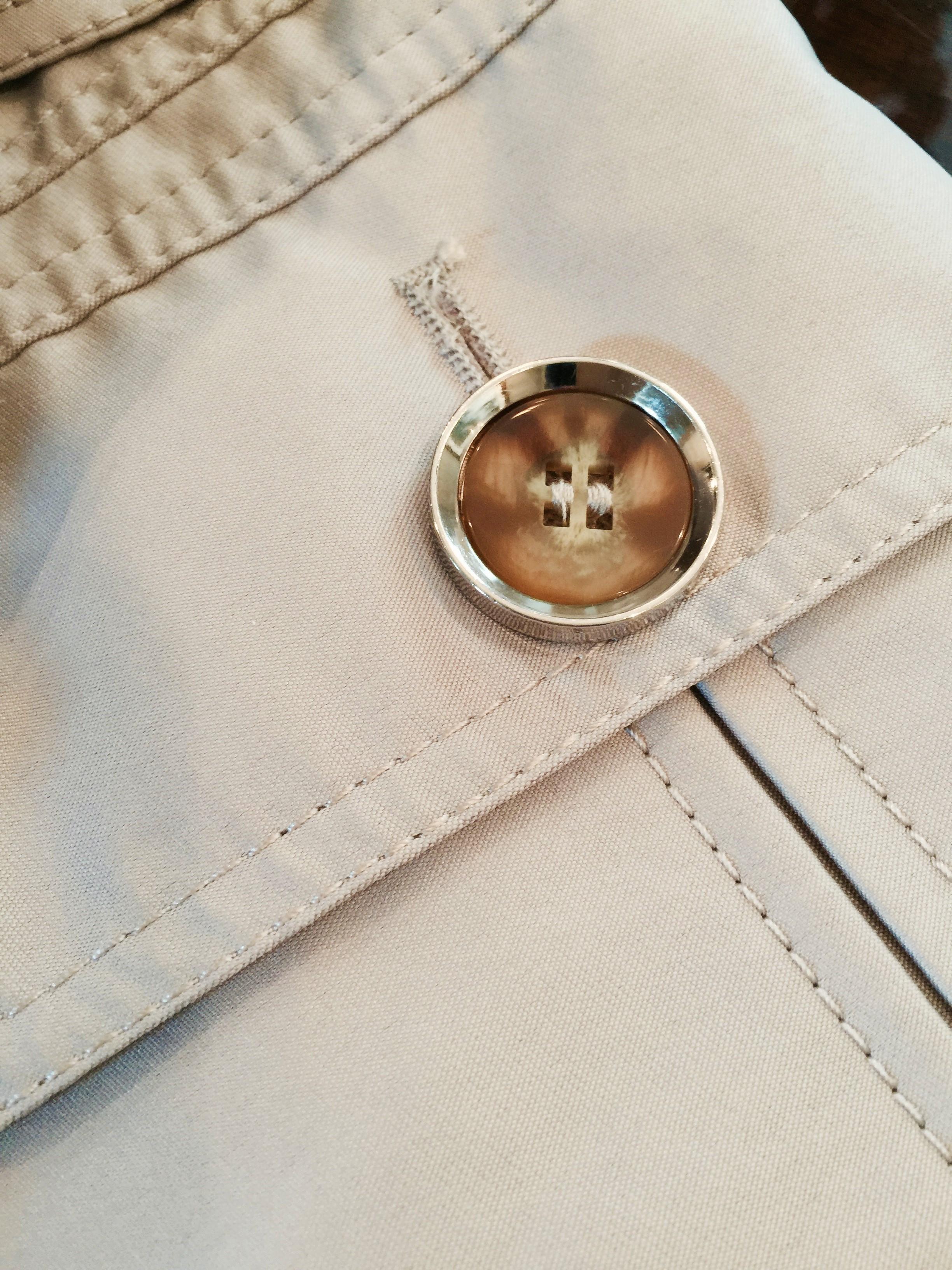 Neu mit Etiketten Kenneth Cole Beige Satin Jacke Trenchcoat Größe: Small im Angebot 2