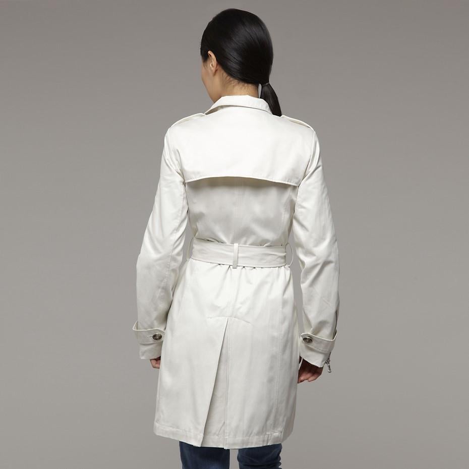 Cappotto Kenneth Cole
Nuovo di zecca con etichette
Dimensioni:  Piccolo
* Cotone Off White
* Dettaglio frontale con zip
* Bottoni di tartaruga
* Tasche a fessura laterali sull'anca
* Cintura intorno alla vita
* Fodera in raso
* Guscio: 53% Cotone,