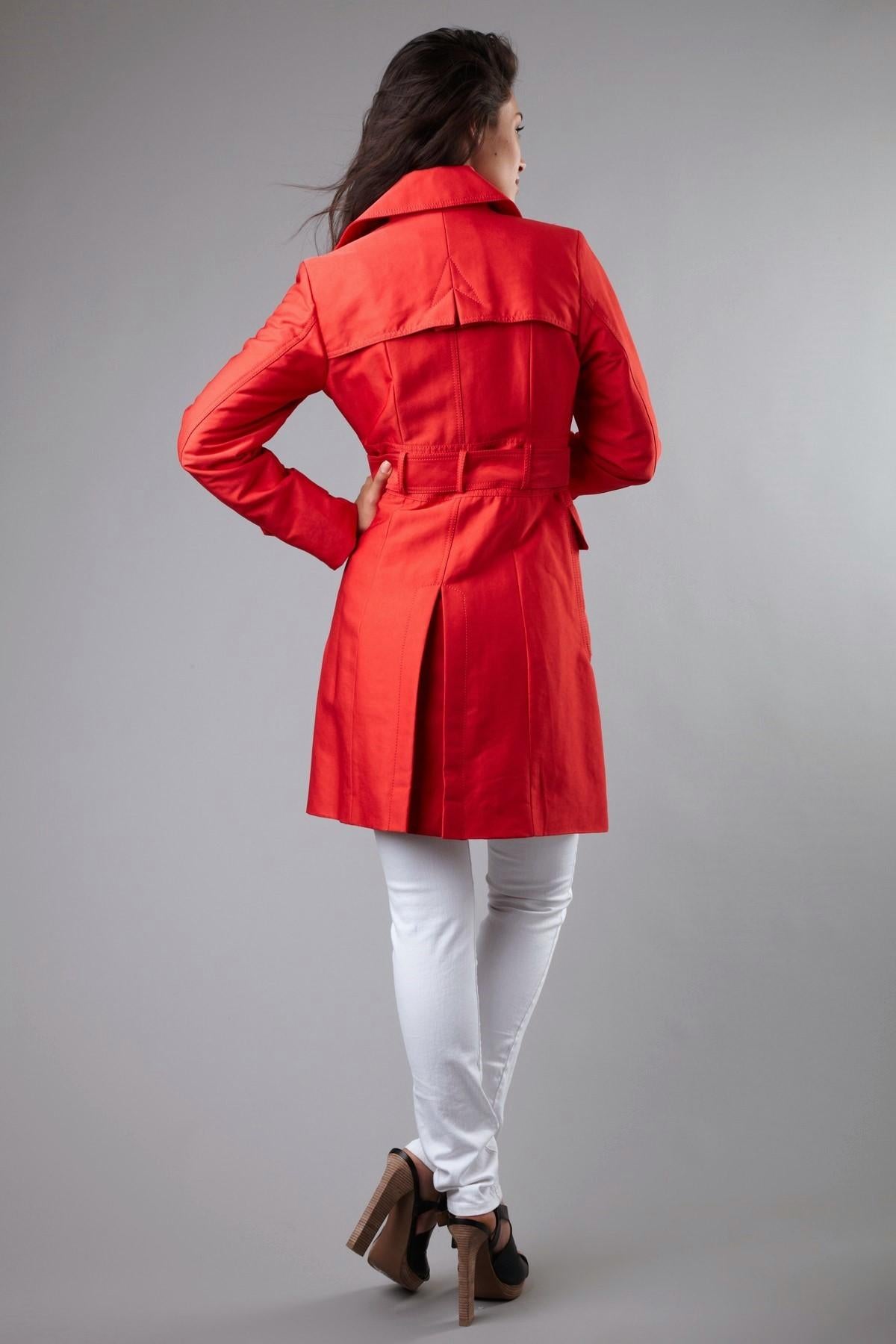Neu Kenneth Cole Beige Sateen Jacke Trenchcoat 

Größe: Mittel
Kenneth Coates Mantel
Brandneu mit Tags
* Atemberaubend in Mohn, dunkel korallenrot
* Gesamter Look und Gefühl von Sateen
* Silber und Schildkrötenknöpfe
* Knopfklappentaschen an der