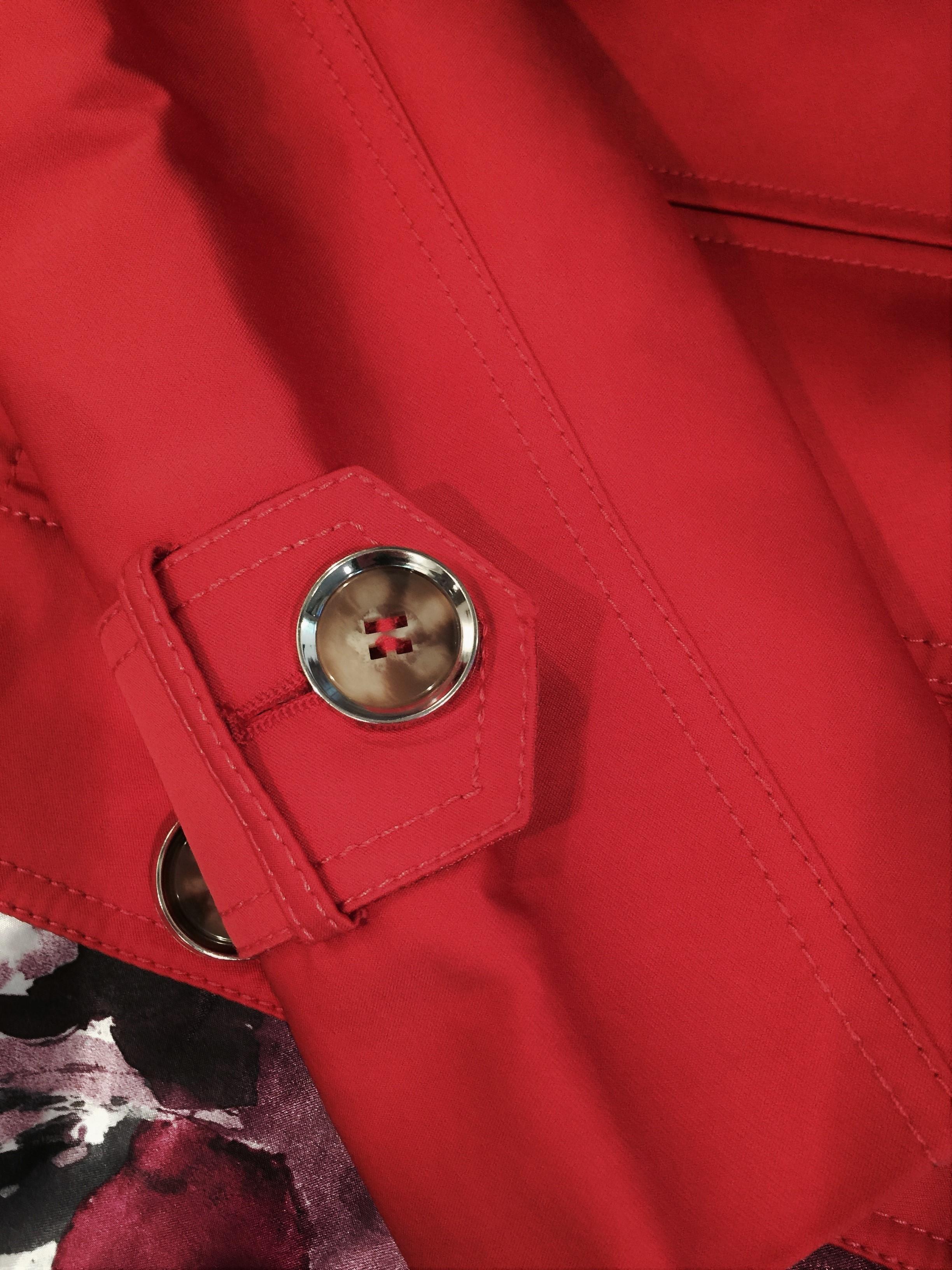 Neu mit Etiketten Kenneth Cole Mohnblumen-Sateen-Jacke Trenchcoat Größe: Medium im Zustand „Neu“ im Angebot in Leesburg, VA