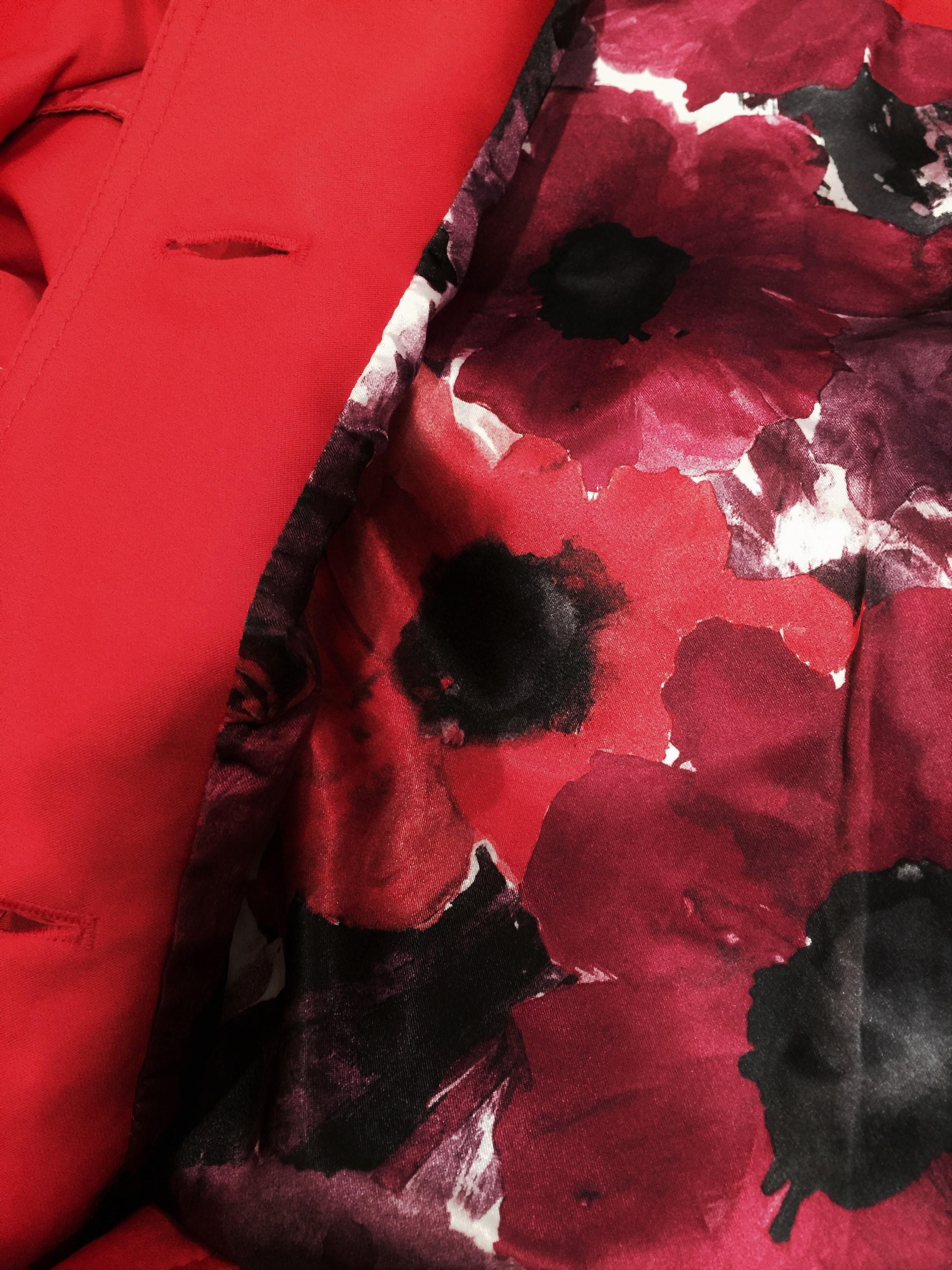 Nouveauté Kenneth Cole, veste imperméable en satin coquelicot Taille : Medium en vente 1