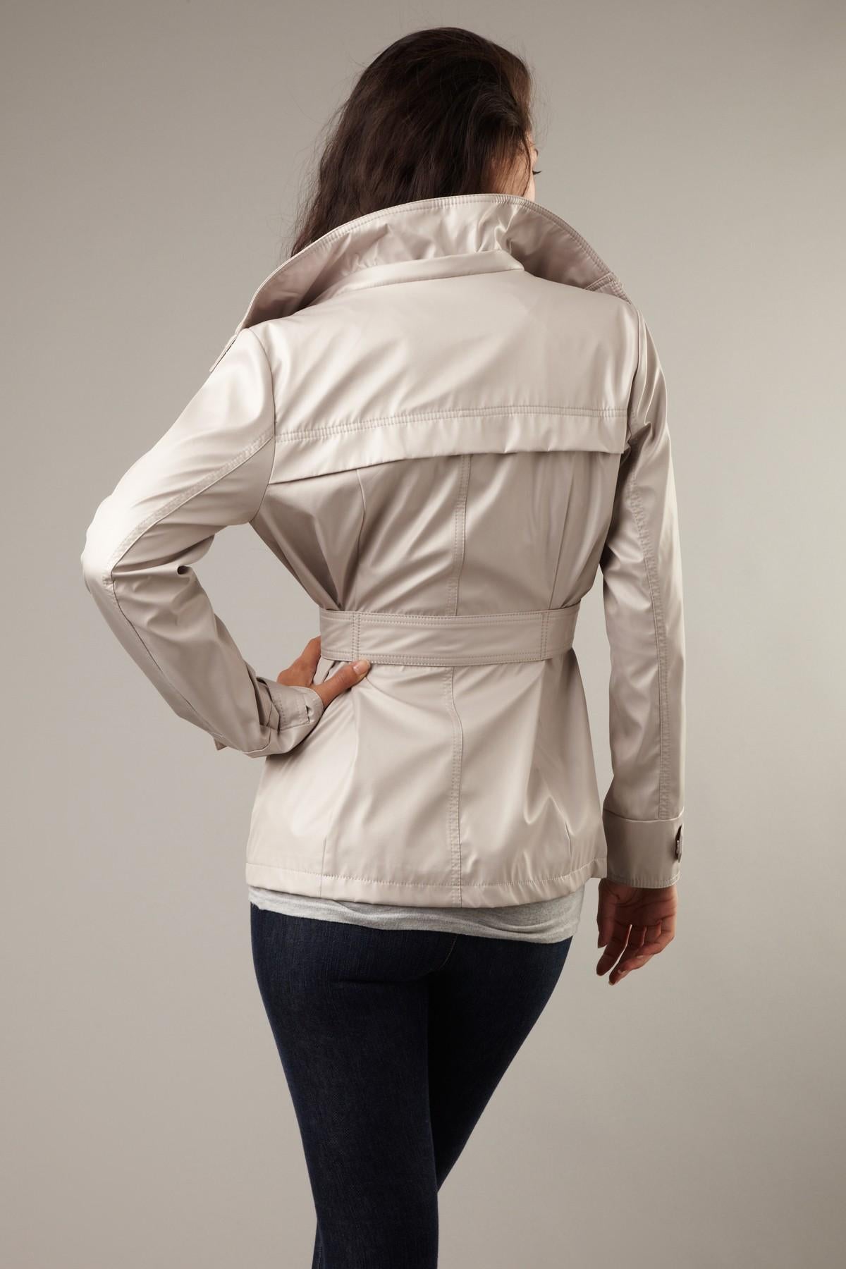 New With Tags Kenneth Cole Reaction Beige Rain Jacket Coat  Dimensioni: Medio In condizioni Nuovo in vendita a Ashburn, VA