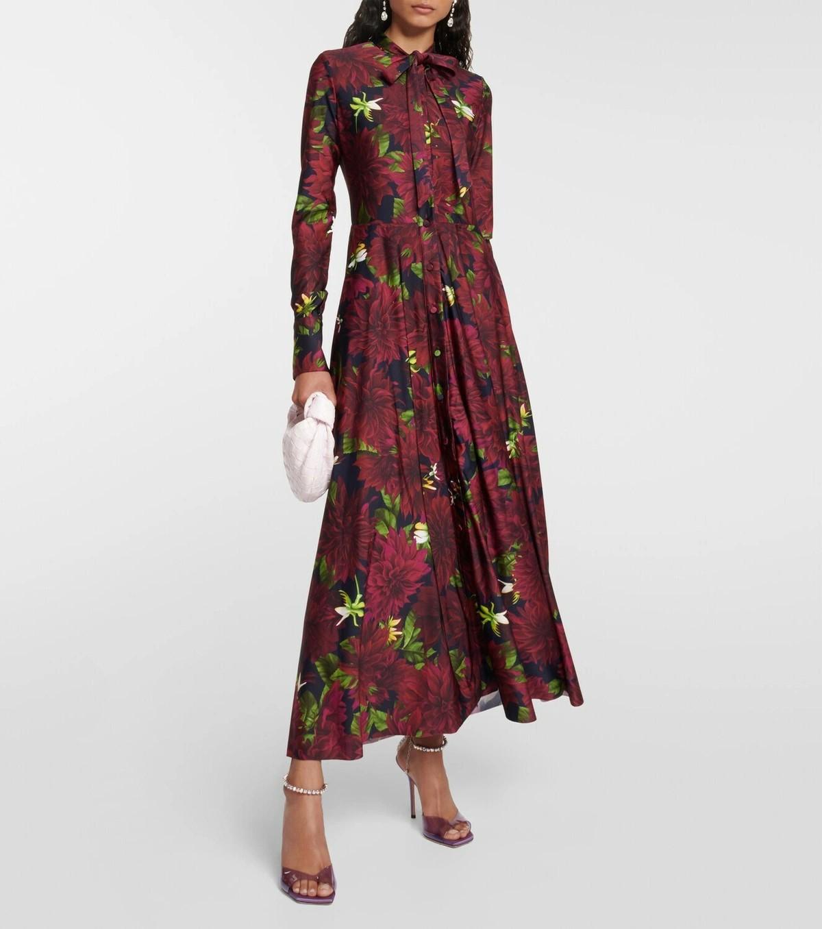 Conosciuta per la sua resa romantica delle fioriture, la collezione Oscar De La Renta porta la bellezza della natura nel prêt-à-porter Dahlia Collection.

Questo abito a maniche lunghe è tagliato in jersey con una scollatura a lacci e ornato con le
