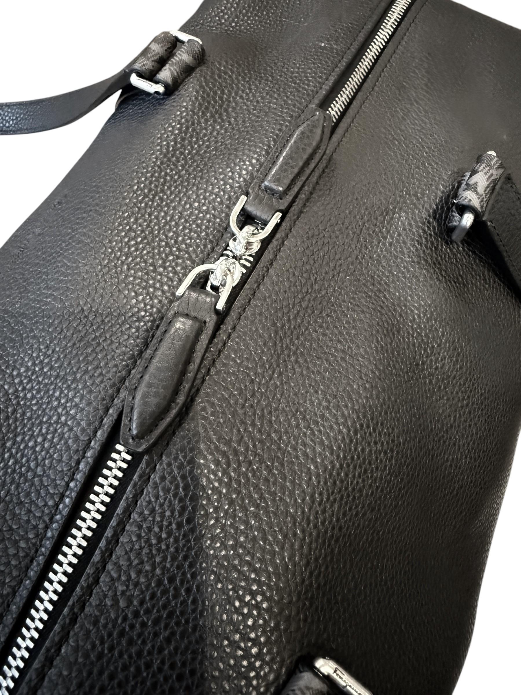 Nuovo con etichetta Salvatore Ferragamo Gancini Leather Monogram Duffle Bag $2850 in vendita 6