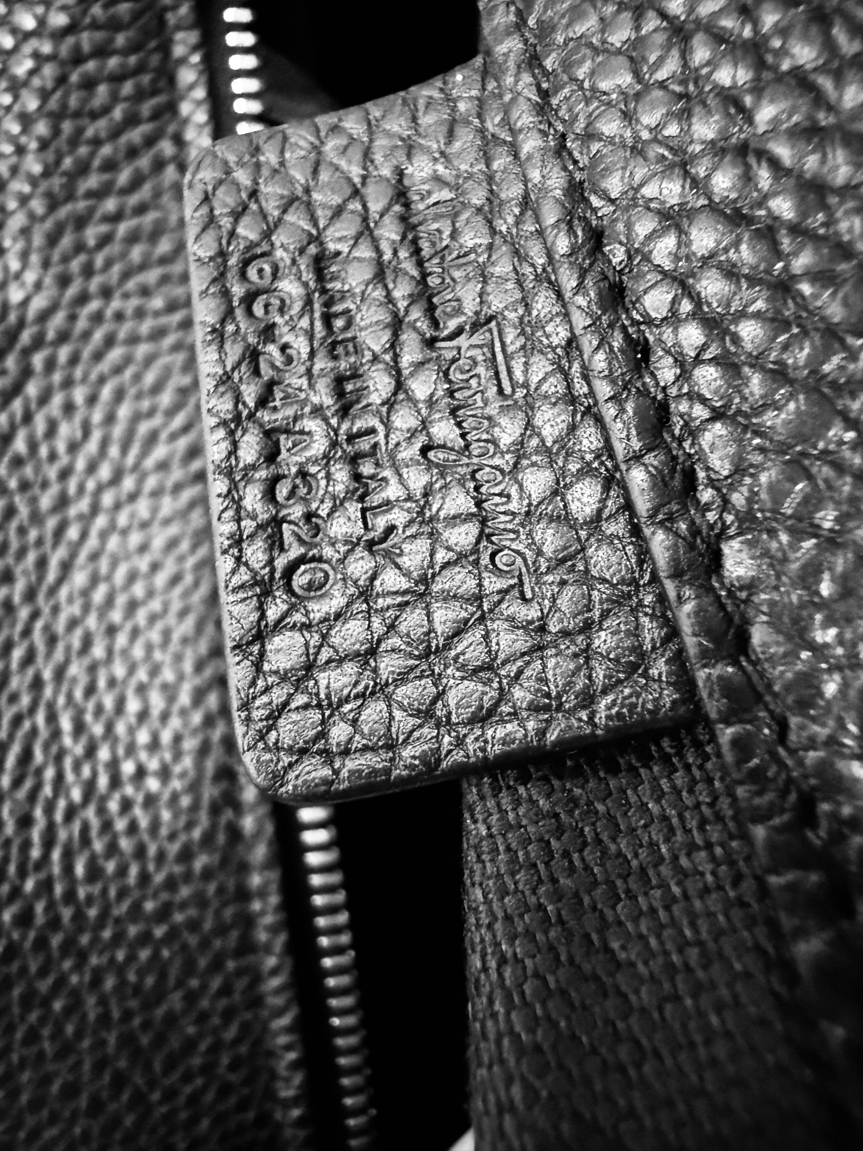 Nouveauté Salvatore Ferragamo Gancini Sac à main en cuir monogramme 2850 $ en vente 8