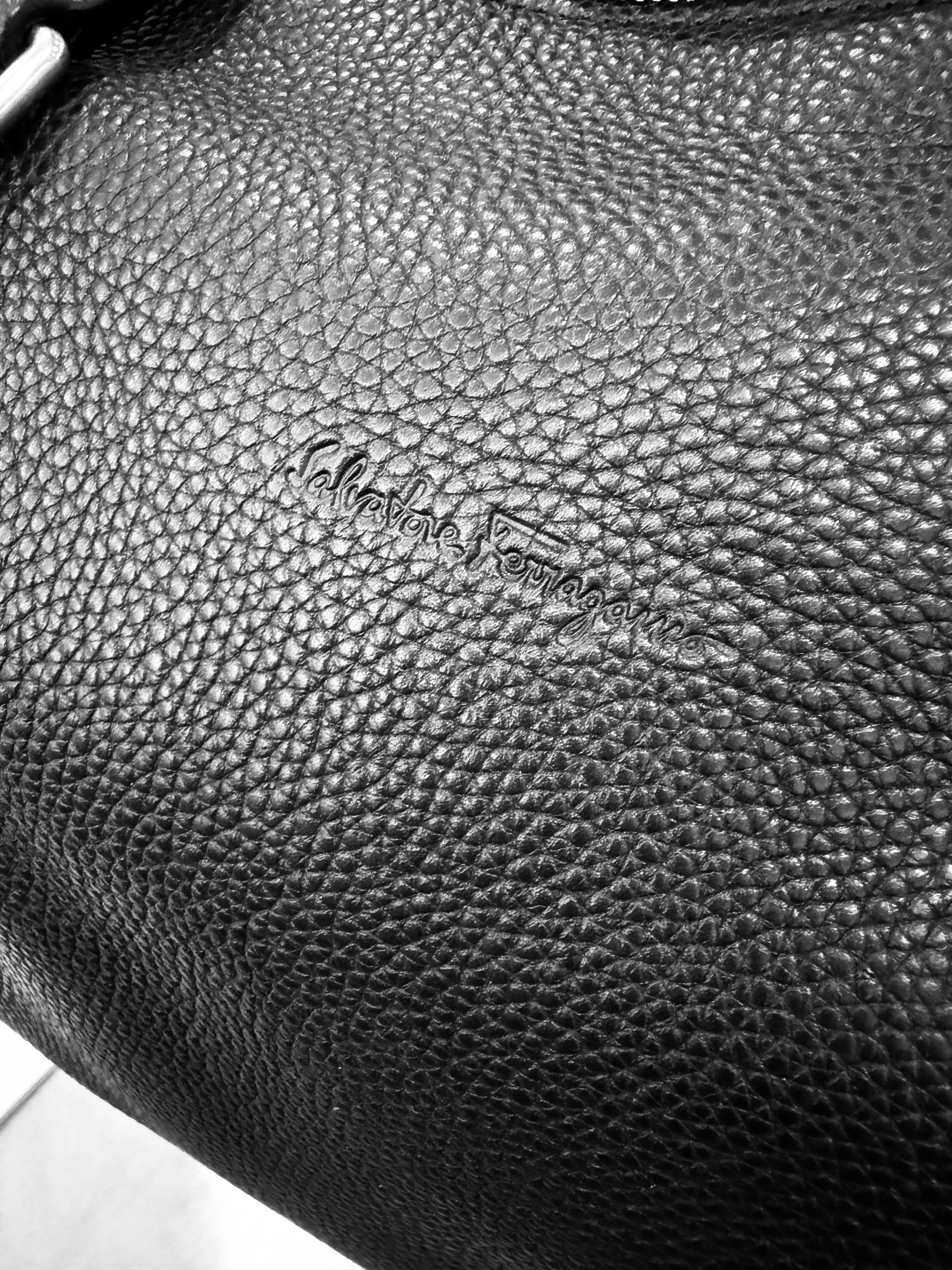 Nouveauté Salvatore Ferragamo Gancini Sac à main en cuir monogramme 2850 $ en vente 9