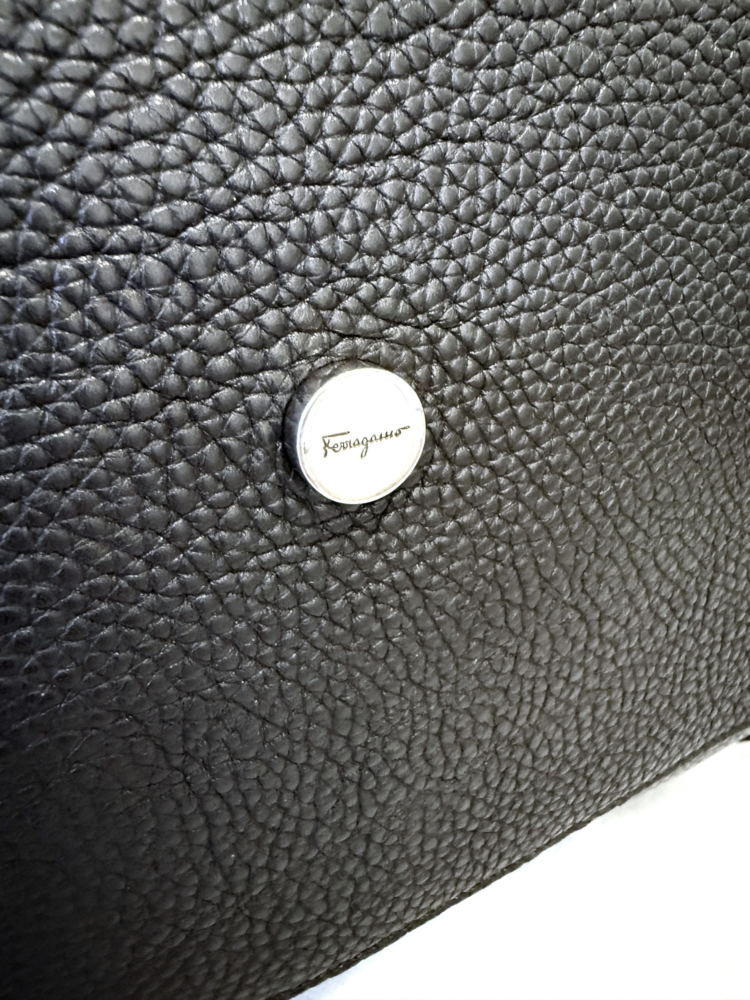 Nouveauté Salvatore Ferragamo Gancini Sac à main en cuir monogramme 2850 $ en vente 10