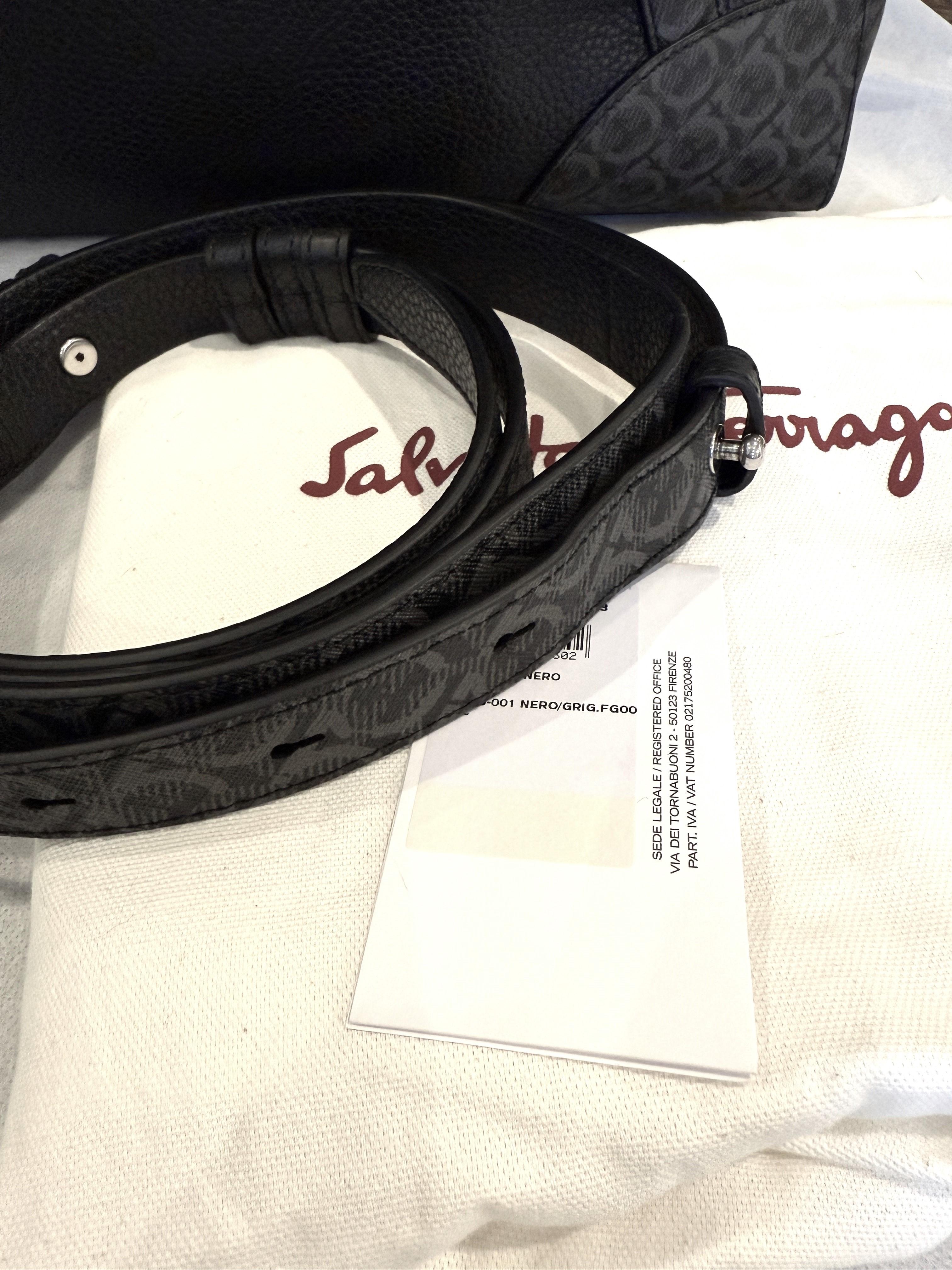 Nuovo con etichetta Salvatore Ferragamo Gancini Leather Monogram Duffle Bag $2850 in vendita 11