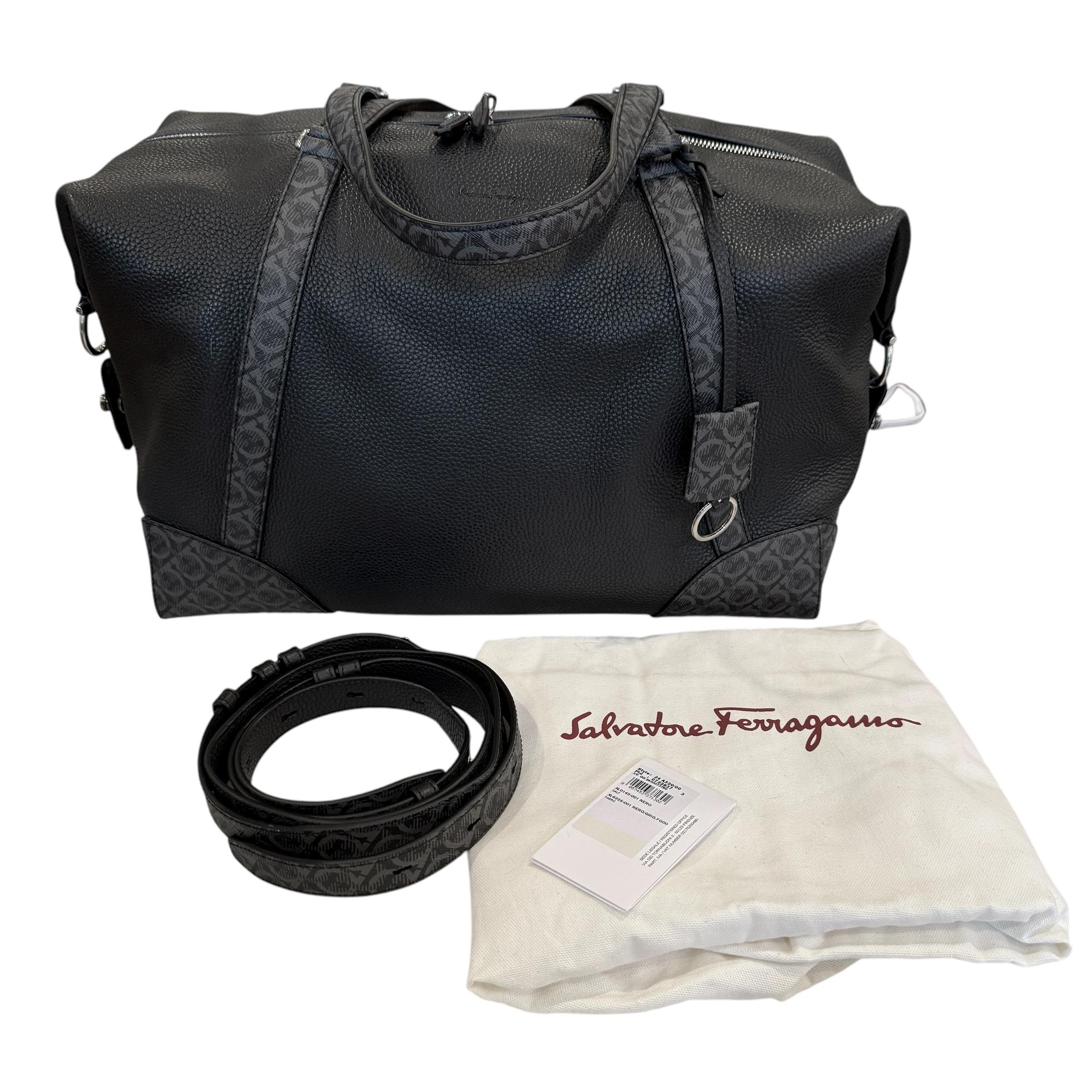 Salvatore Ferragamo
Nuovo di zecca con etichette
$2850
Borsa Duffle Gancini di Salvatore Ferragamo in pelle e acetato color carbone e nero
Zip su entrambi i lati
Doppie maniglie piatte con logo
Tracolla regolabile con logo
Ferregamo Piedi protetti