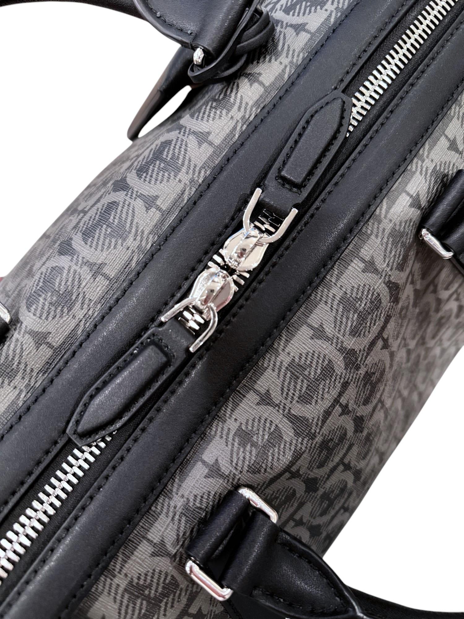 Neu mit Etiketten Salvatore Ferragamo Gancini Monogramm Duffle Bag $2850 im Angebot 6