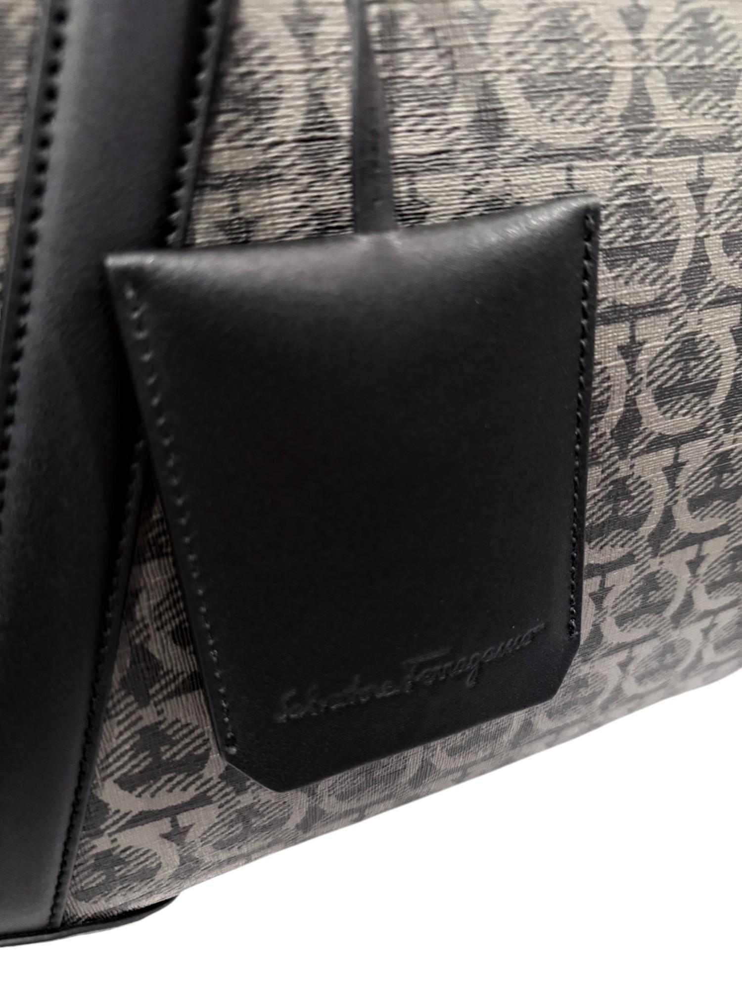 Neu mit Etiketten Salvatore Ferragamo Gancini Monogramm Duffle Bag $2850 im Angebot 7