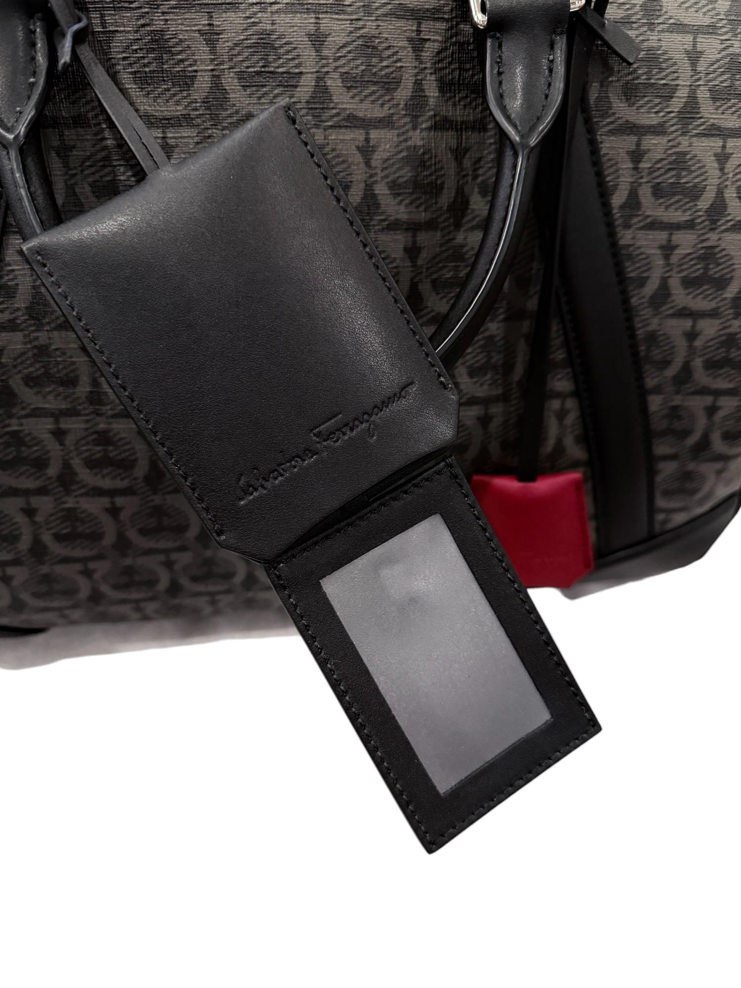 Neu mit Etiketten Salvatore Ferragamo Gancini Monogramm Duffle Bag $2850 im Angebot 8
