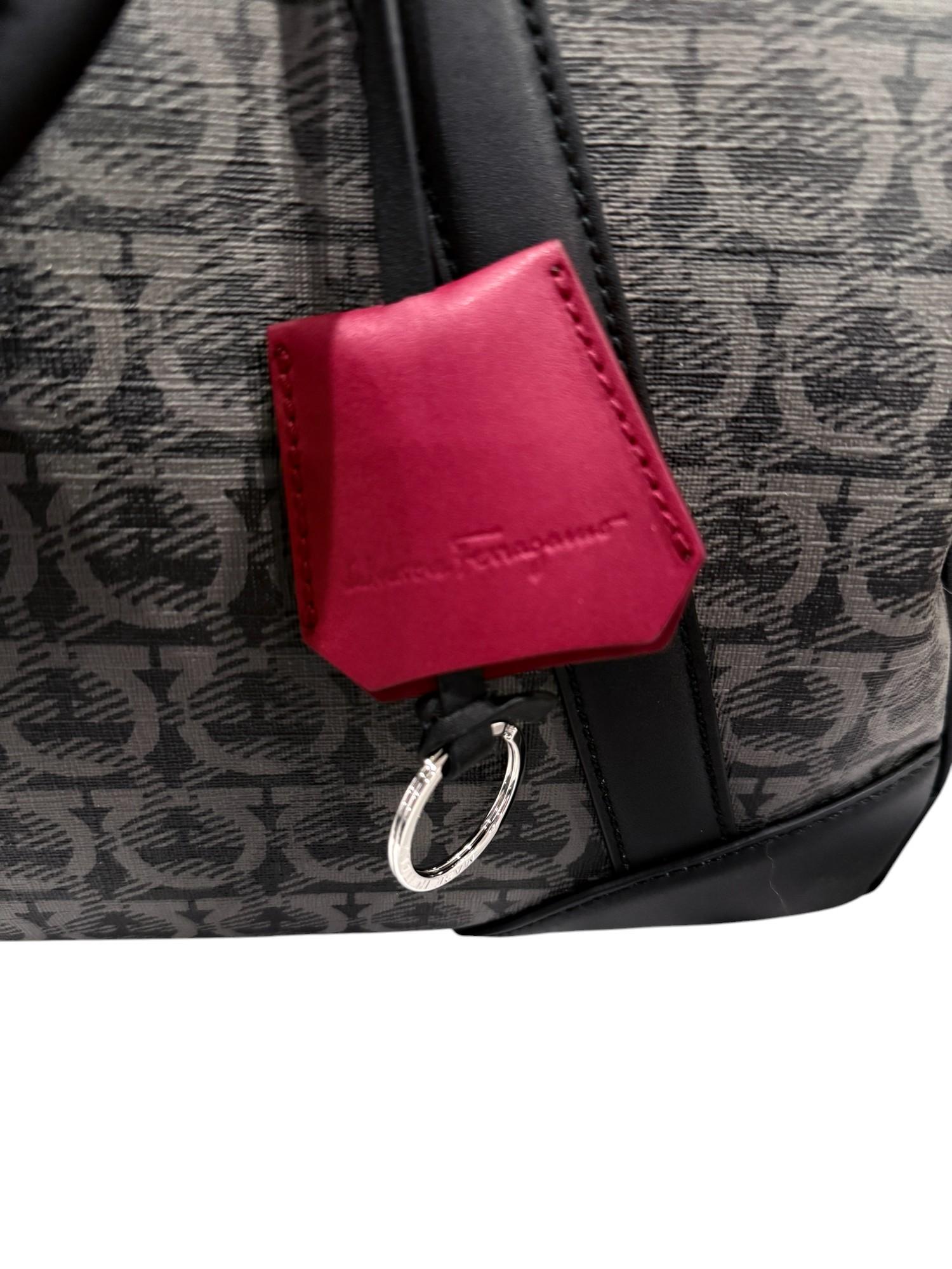 Neu mit Etiketten Salvatore Ferragamo Gancini Monogramm Duffle Bag $2850 im Angebot 9