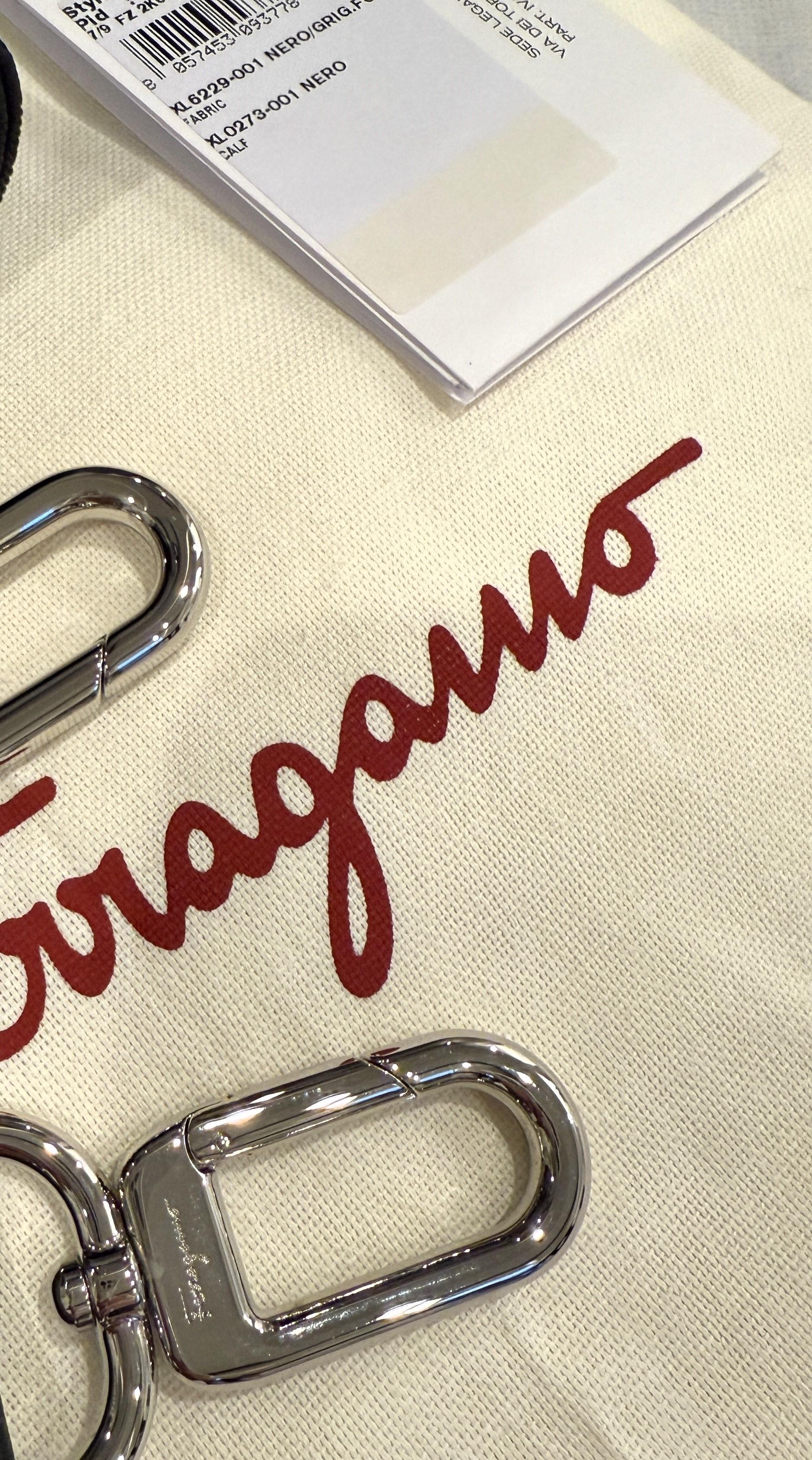 Neu mit Etiketten Salvatore Ferragamo Gancini Monogramm Duffle Bag $2850 im Angebot 11