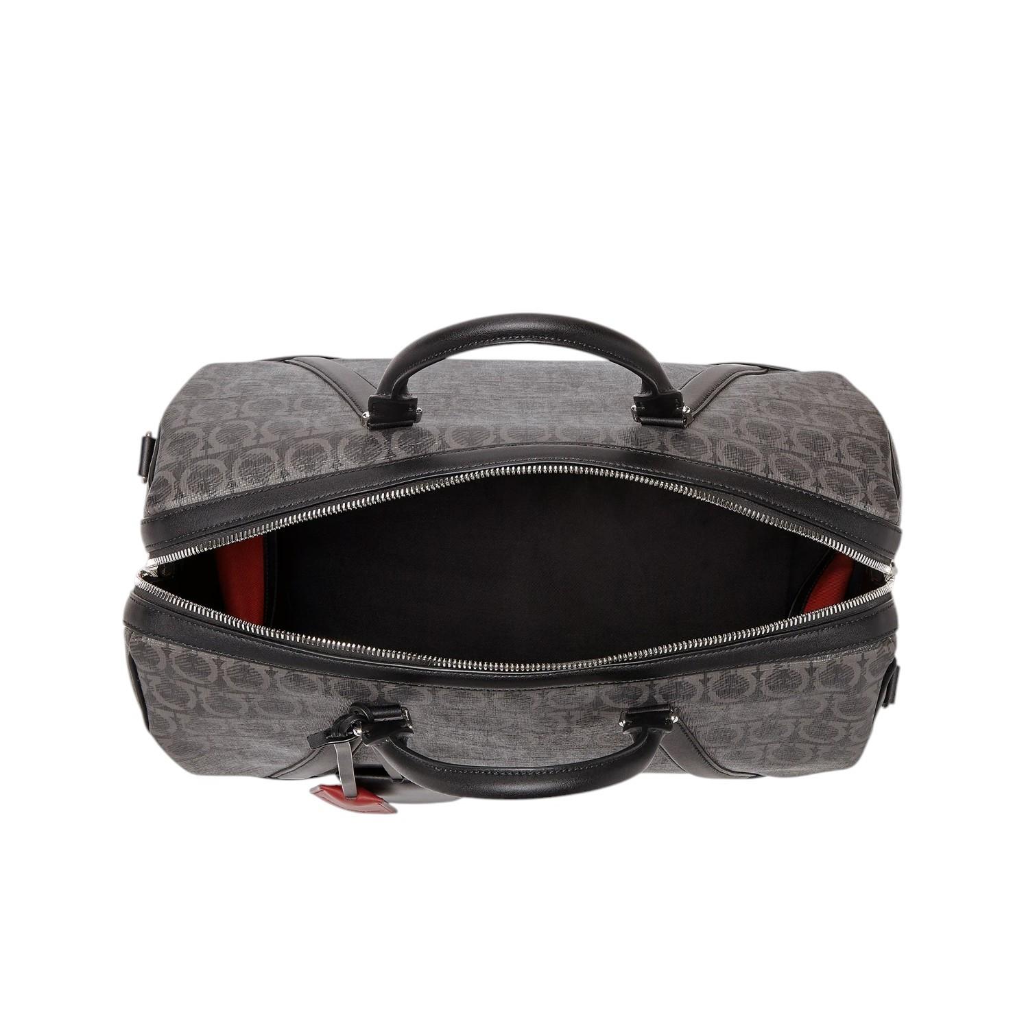 Neu mit Etiketten Salvatore Ferragamo Gancini Monogramm Duffle Bag $2850 für Damen oder Herren im Angebot