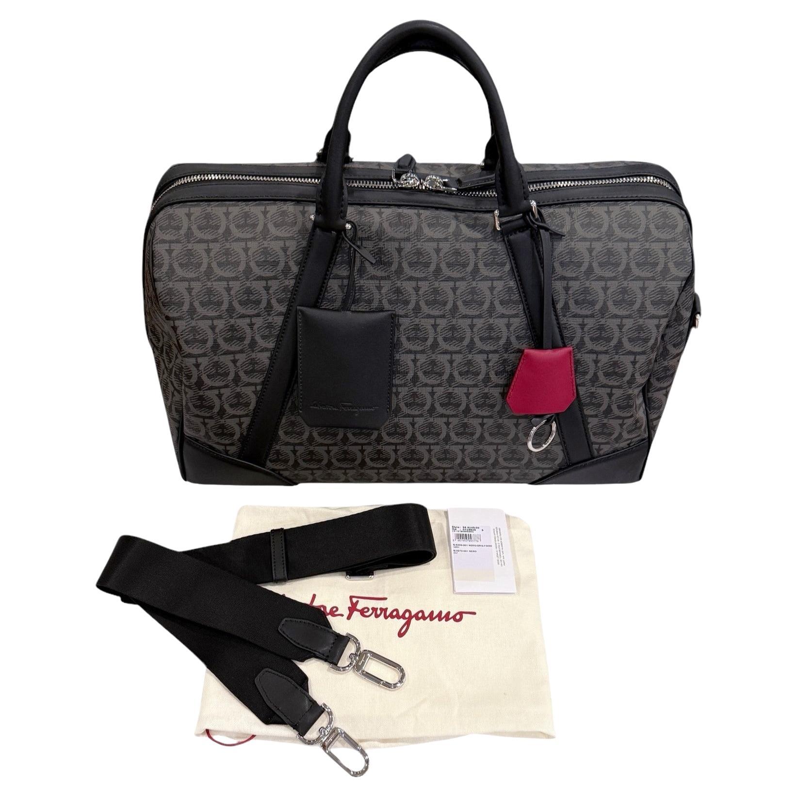 Salvatore Ferragamo
Brandneu mit Tags
$2850
Salvatore Ferragamo Gancini Duffle Bag aus schwarzem und anthrazitfarbenem Leder und Acetat
Reißverschlüsse oben von beiden Seiten
Doppelt gerollte Griffe
Verstellbarer Cross Body Strap
Ferregamo