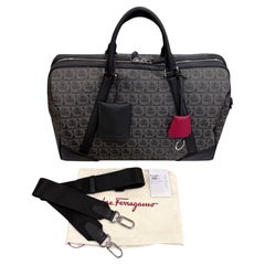 Nuovo con etichetta Salvatore Ferragamo Monogram Gancini Duffle Bag $2850 Nuovo con etichetta Salvatore Ferragamo Monogram Gancini Duffle Bag $2850