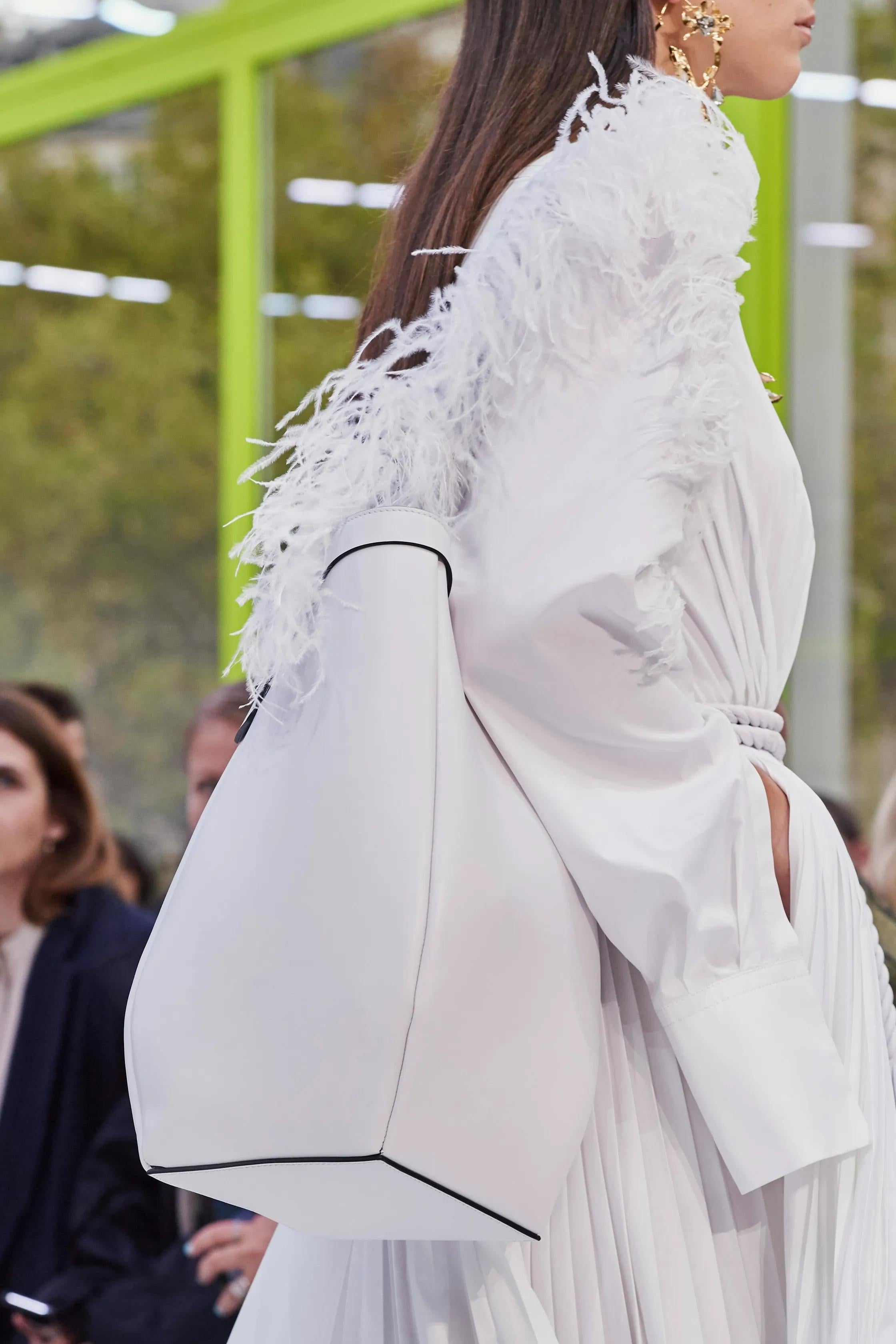 $2795 New With Tags Valentino Spring 2020 Leather Ostrich Feather Bag For Sale 3