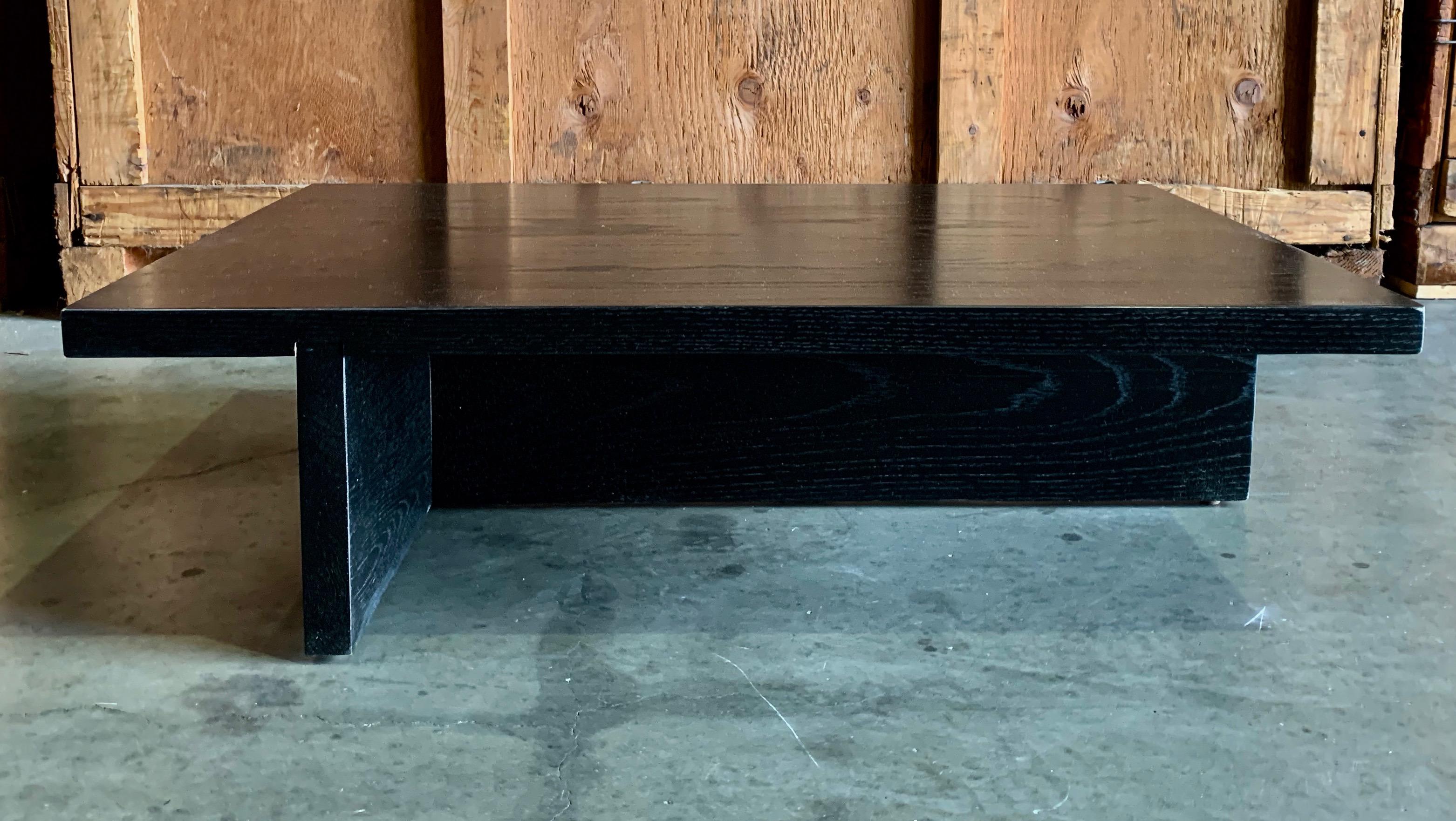 Table basse en bois ébonisé foncé évocatrice d'Axel Vervoordt et d'autres designers modernes belges.