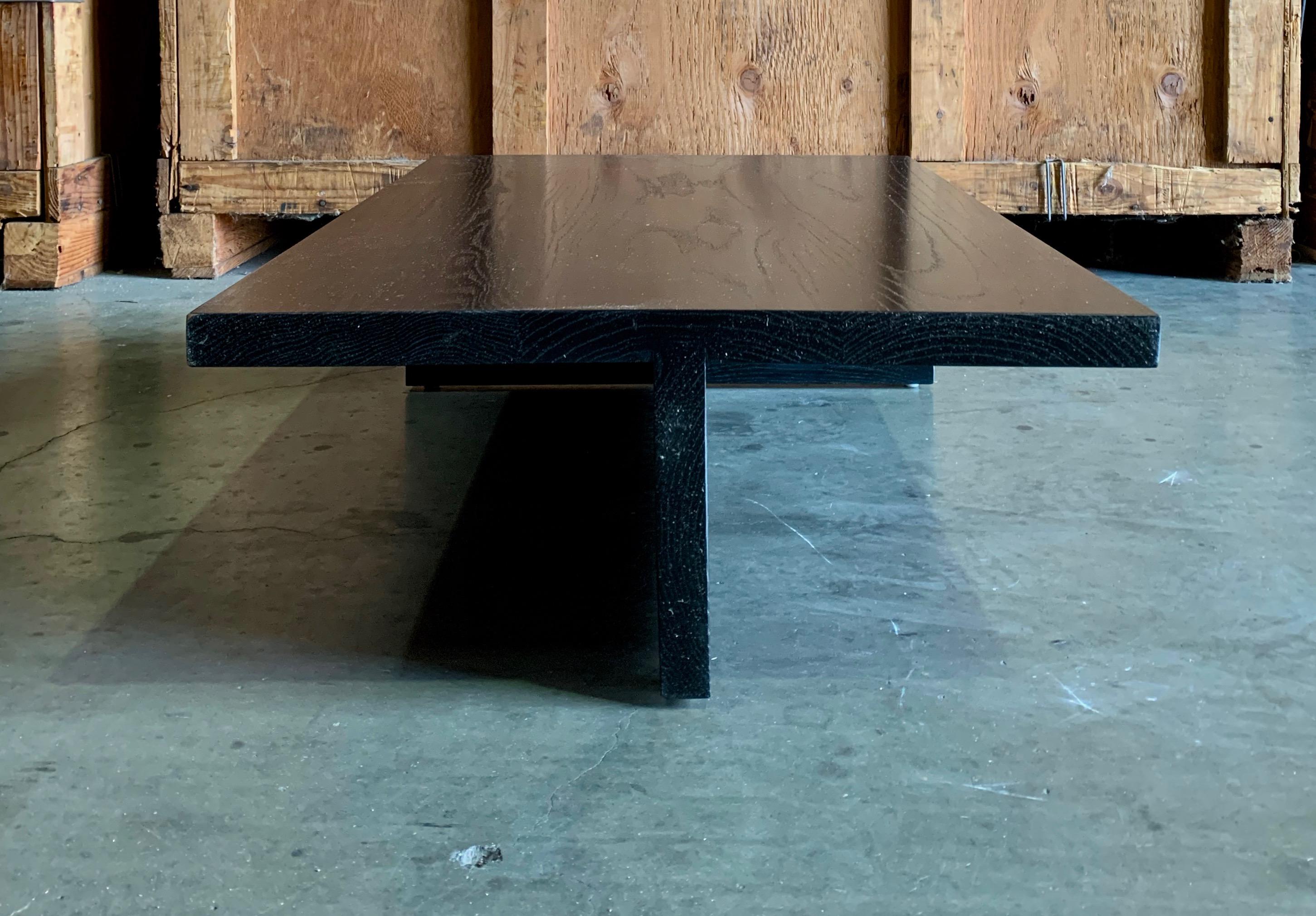 Table basse en bois ébonisé, noir mat Bon état - En vente à West Hollywood, CA