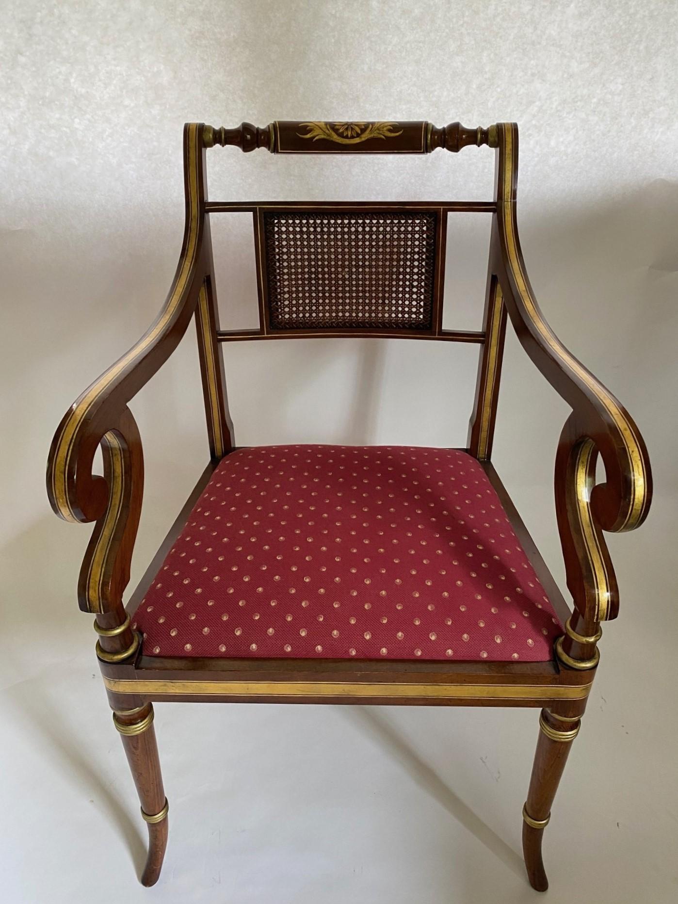 Una NUOVA poltrona in stile Regency di Wod &New, proveniente dall'Inghilterra, rifinita in un ricco finto palissandro con eleganti decorazioni dorate dipinte a mano che ne evidenziano le linee classiche. Il design è caratterizzato da un pannello