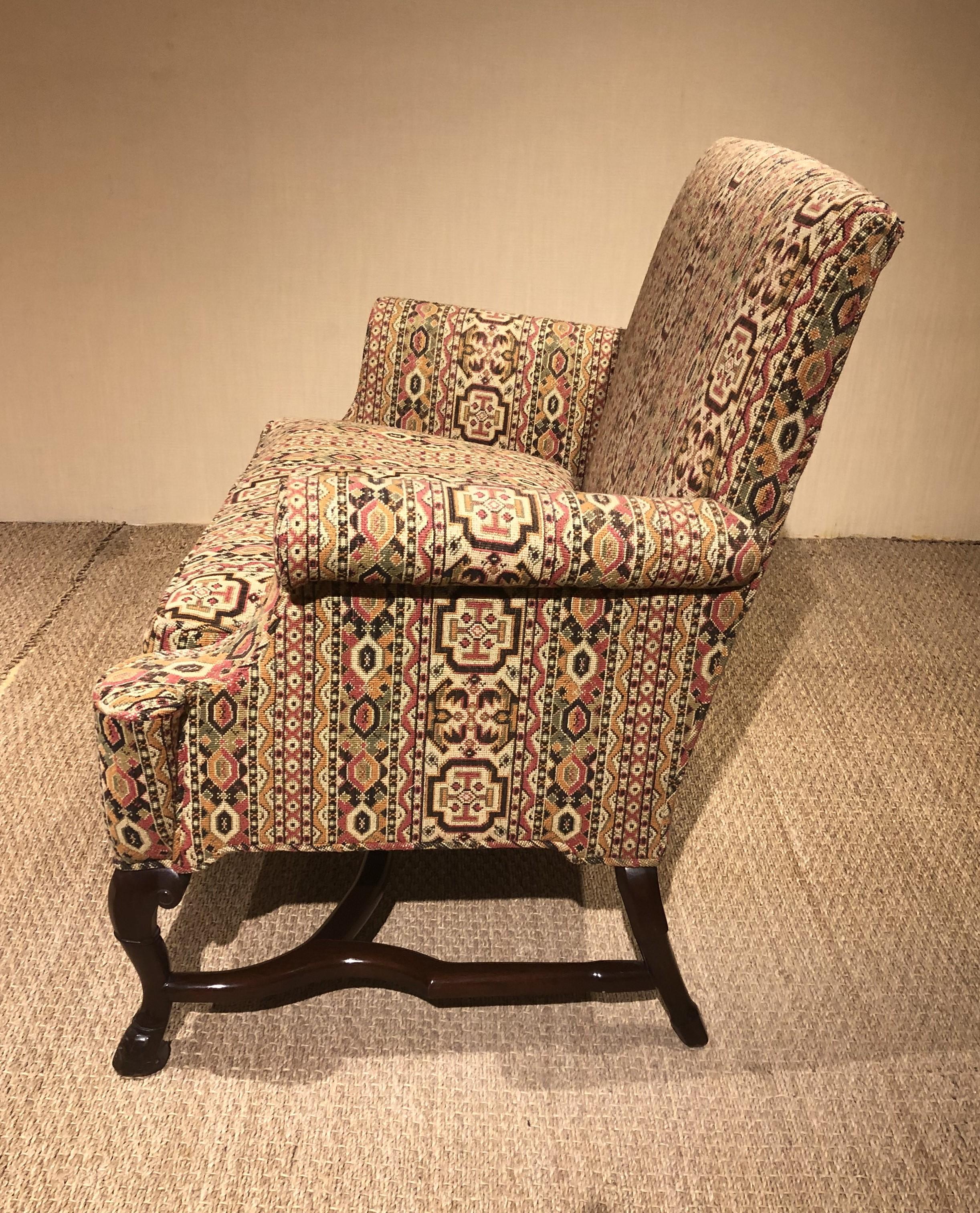 Cette nouvelle chaise en bois d'acajou et HOGAN de style I+I est une pièce rare au charme et aux détails extraordinaires.  Il est doté d'un coussin d'assise et demi rempli de duvet pour plus de confort, d'accoudoirs roulés et de pieds avant en