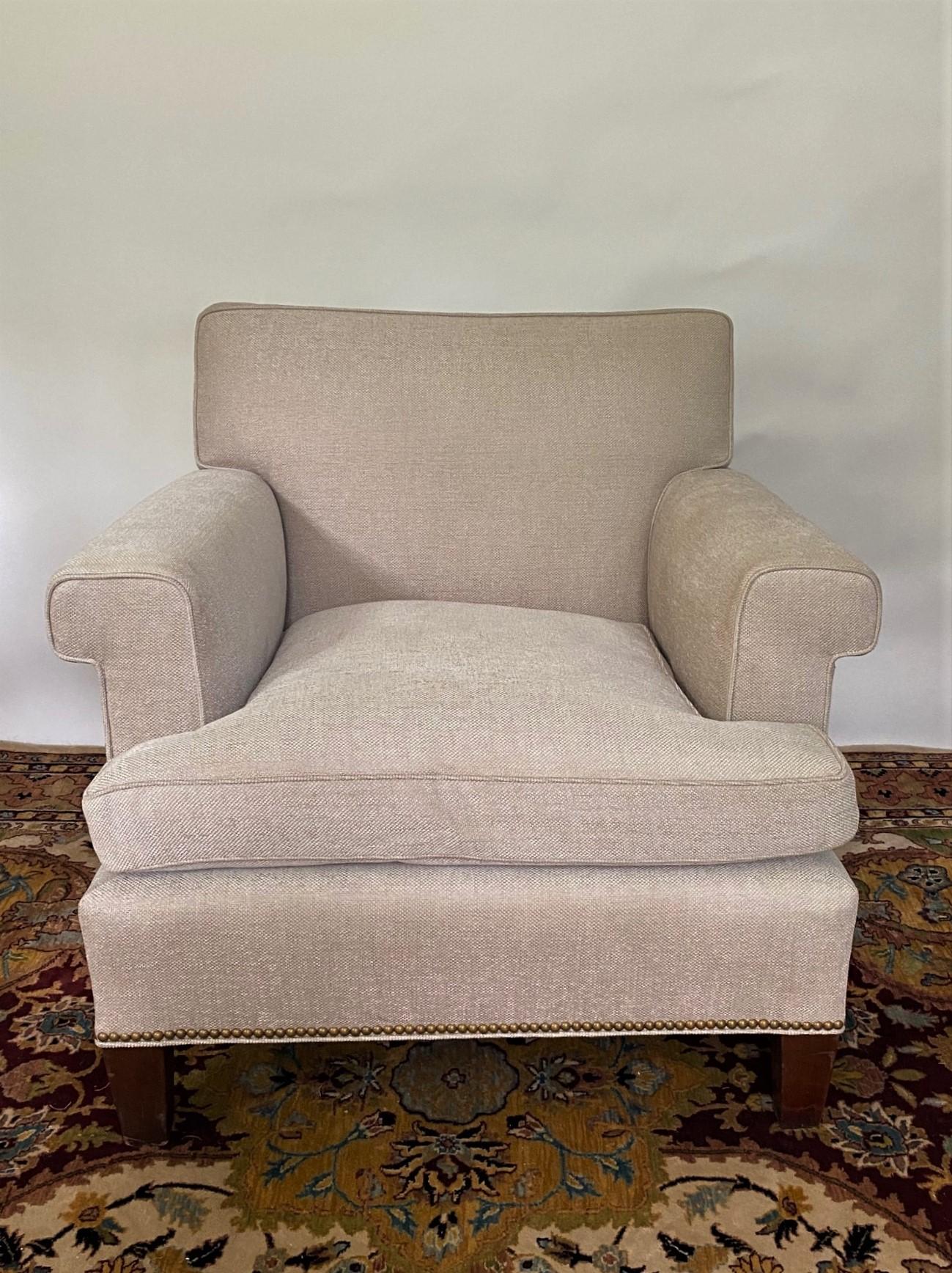 Cette chaise longue de style Lawson est un meuble confortable et classique qui incarne un design intemporel. Il présente un dossier droit et des accoudoirs carrés, offrant une silhouette nette et épurée qui complète différents styles
