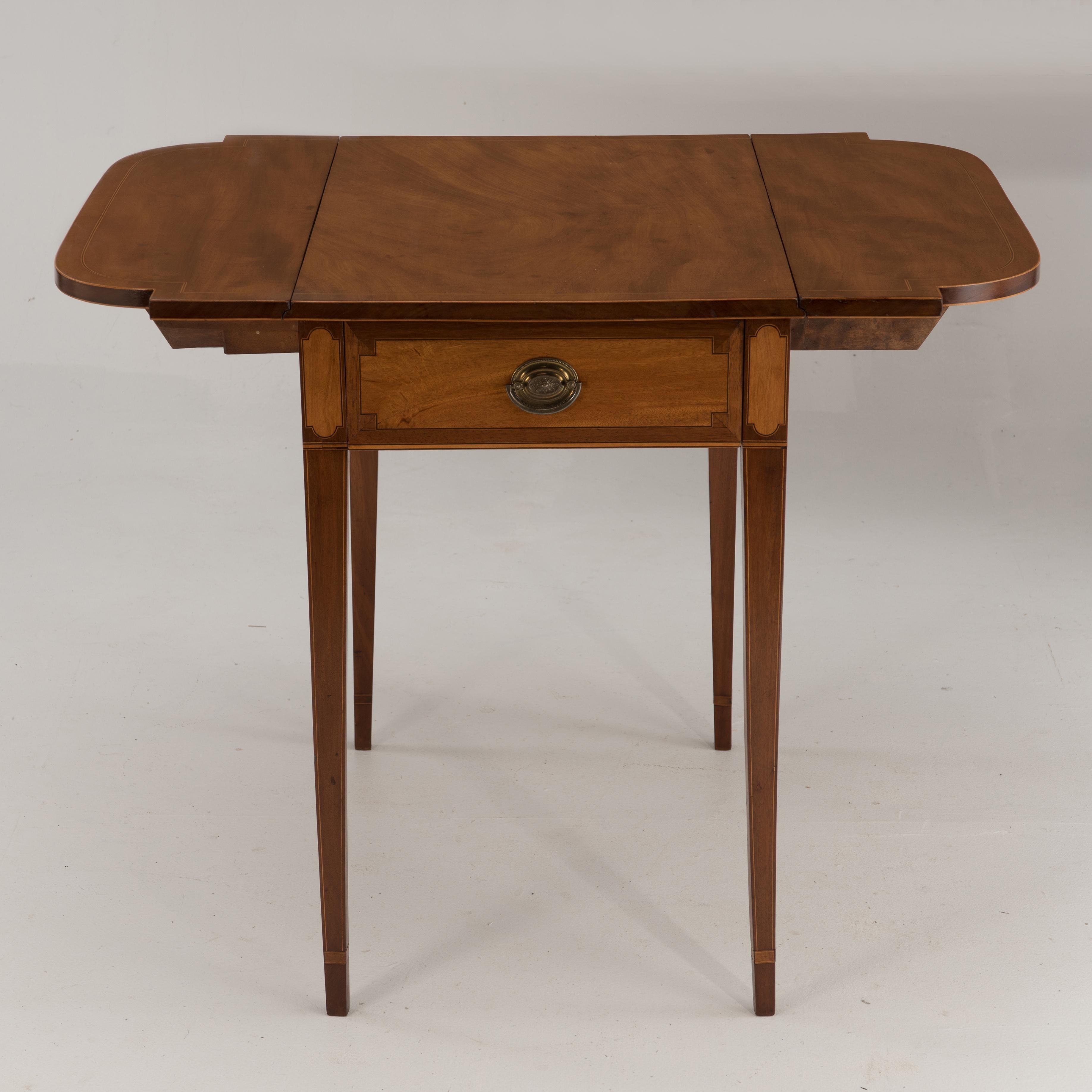 New York 1790-1810 Mahogany and Satinwood Pembroke Table In Good Condition In Lambertville, NJ
