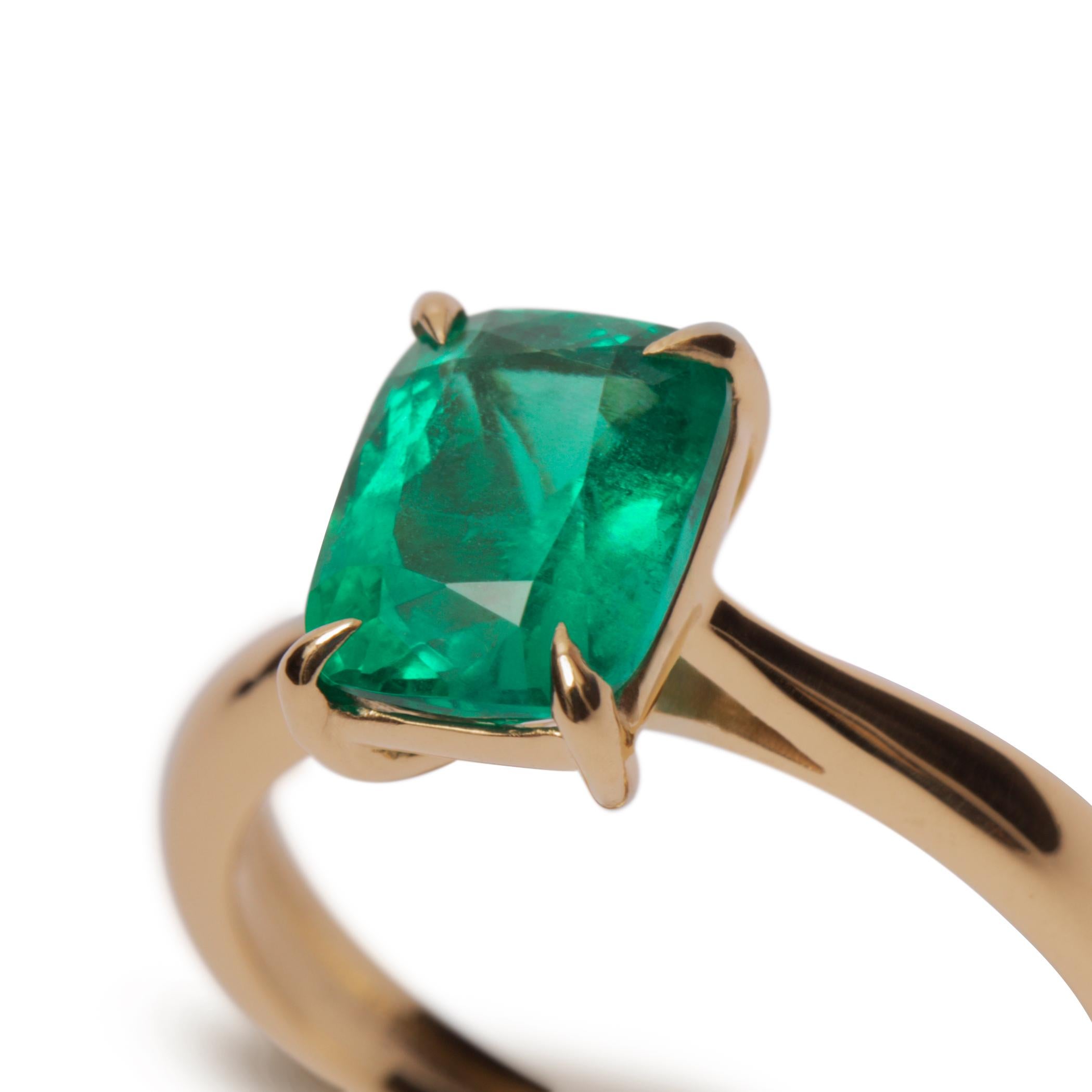 Designed in yellow gold with a baguette-cut, classic of the 1920s Art Deco era that flourished on the streets of New York.
Characterized by its elegant style of geometric and minimalist design.
The ring will be developed according to the customer's