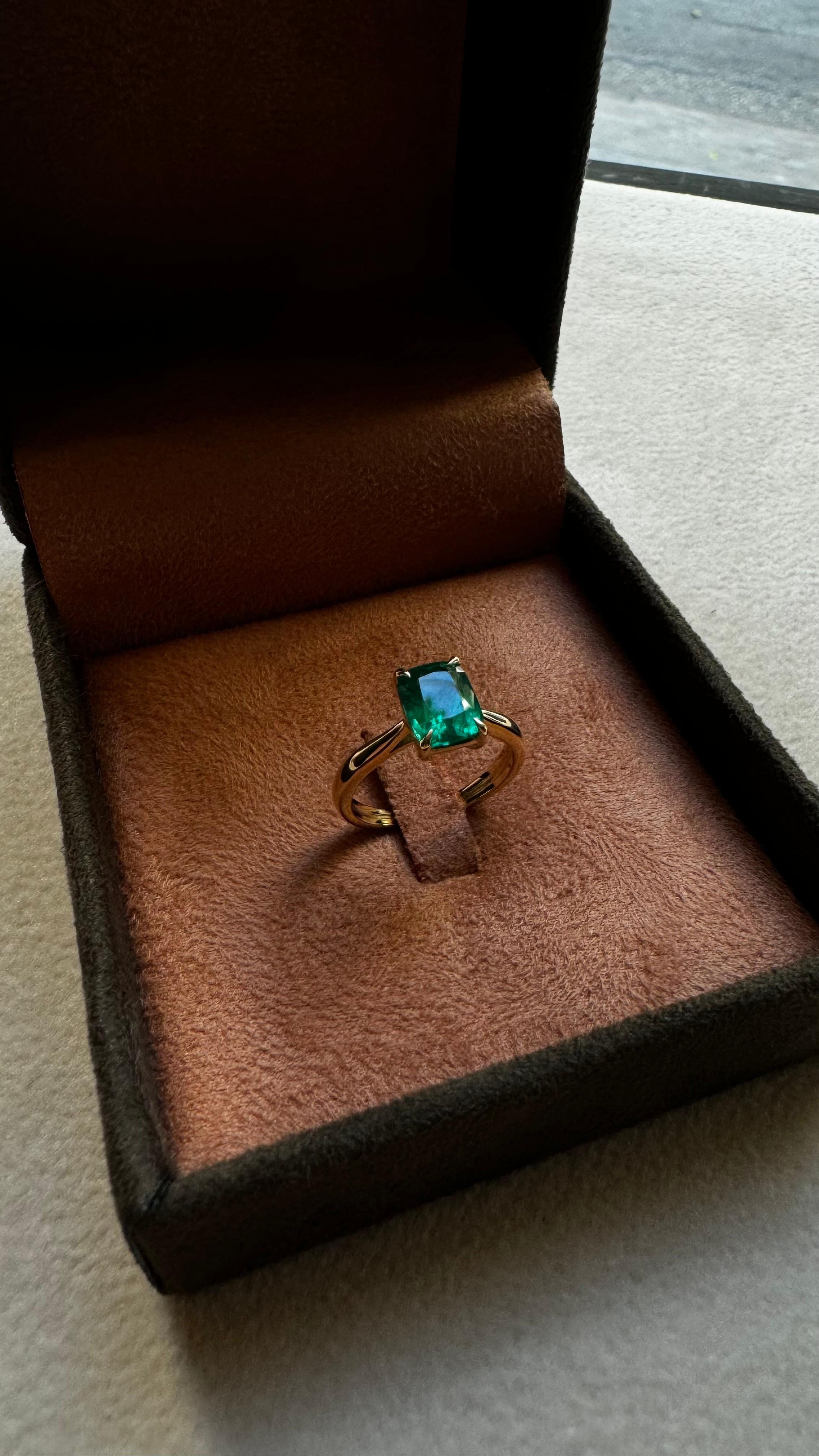 Cushion Cut New York 18k Gold - 1.4ct Brazillian Emerald ring - By Crayons Sao Paulo