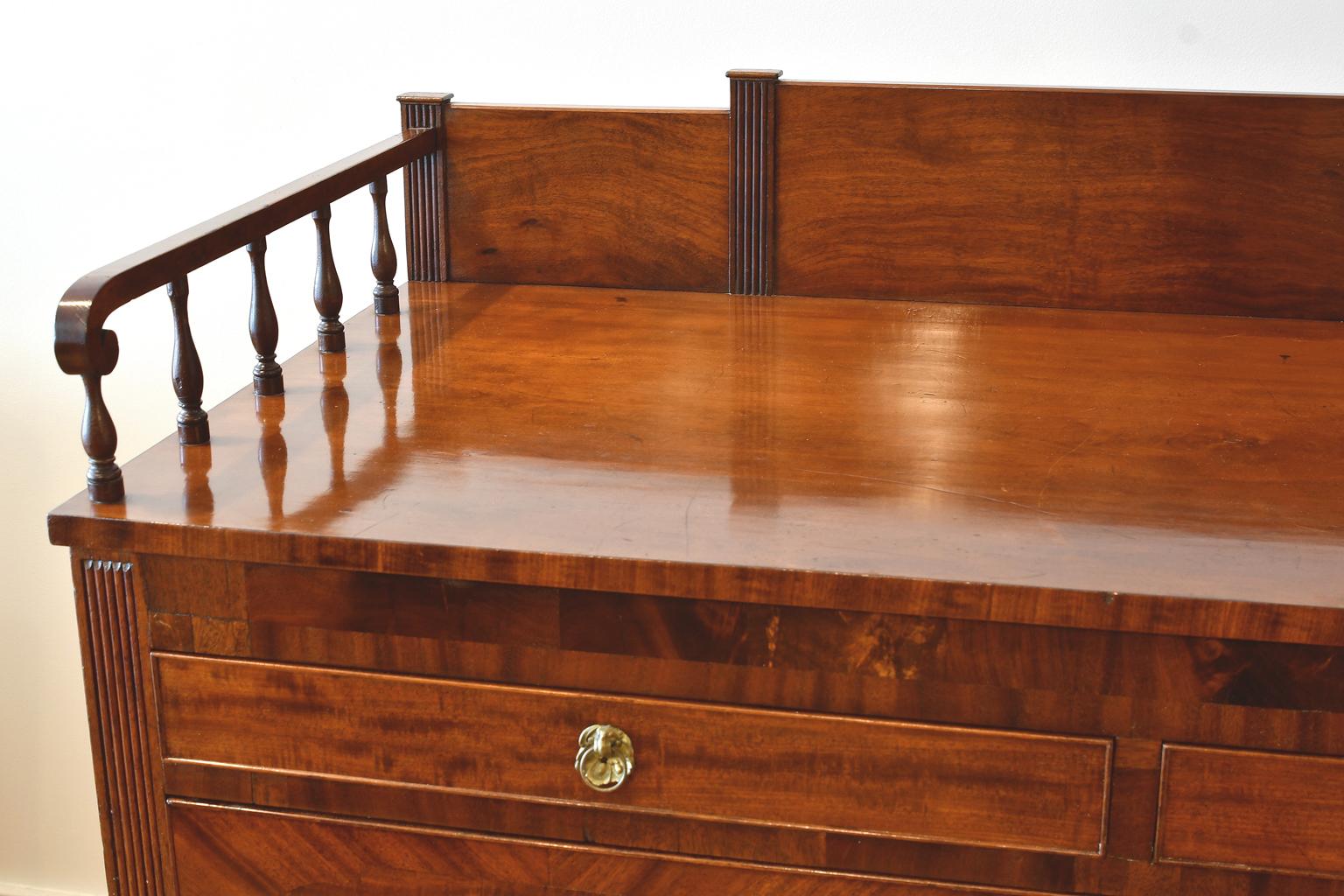 American Sheraton Chest of Drawers in Mahogany,  New York, circa 1815 12
