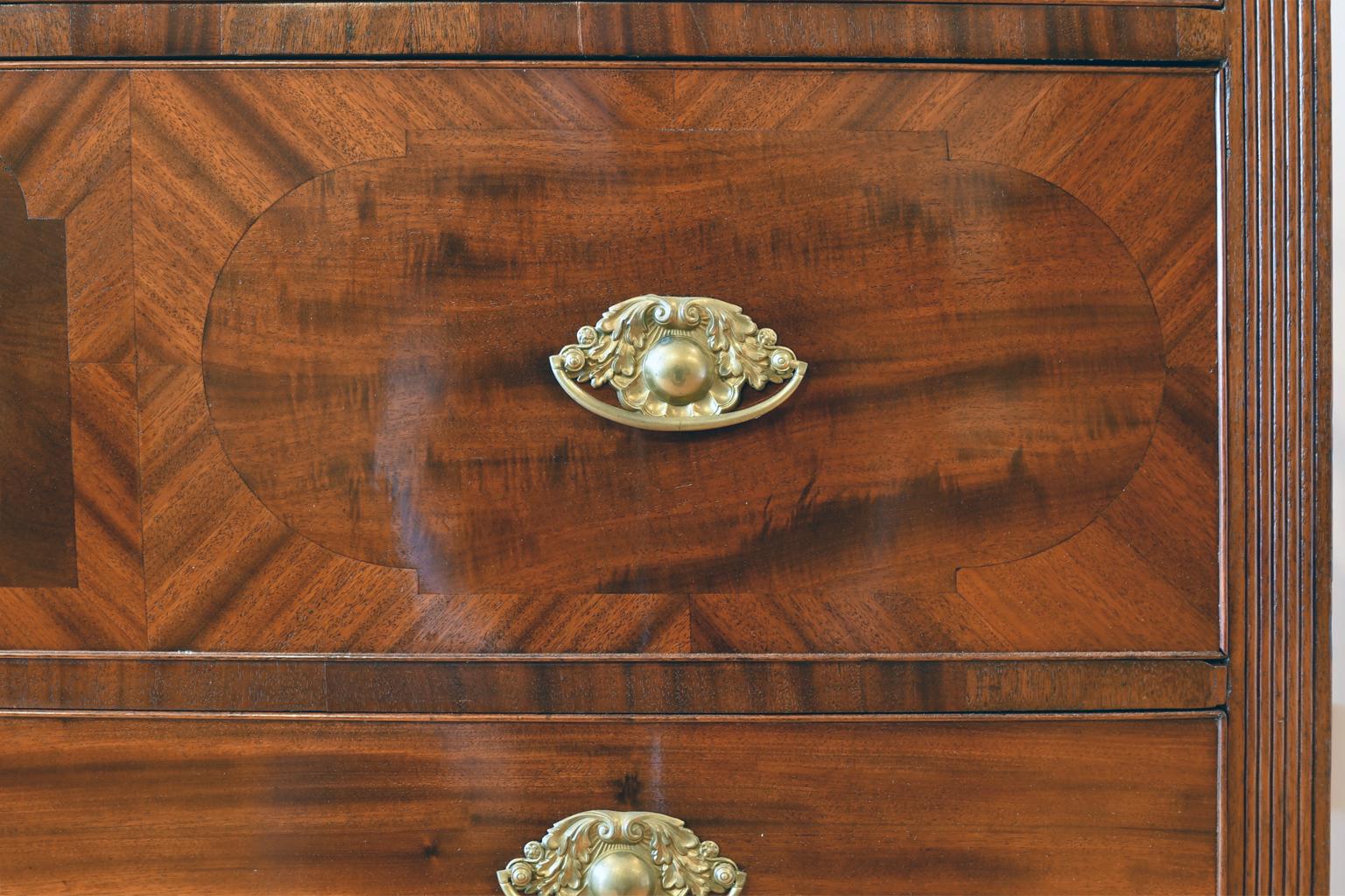 American Sheraton Chest of Drawers in Mahogany,  New York, circa 1815  For Sale 4