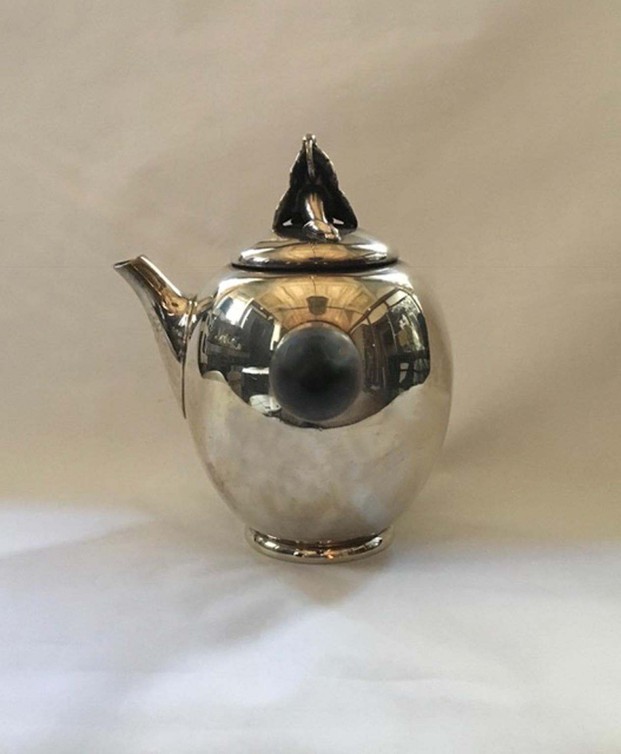 Ghoram Early 20th Century New York Sterling Silver Chocolate Pot In Good Condition For Sale In Brescia, IT