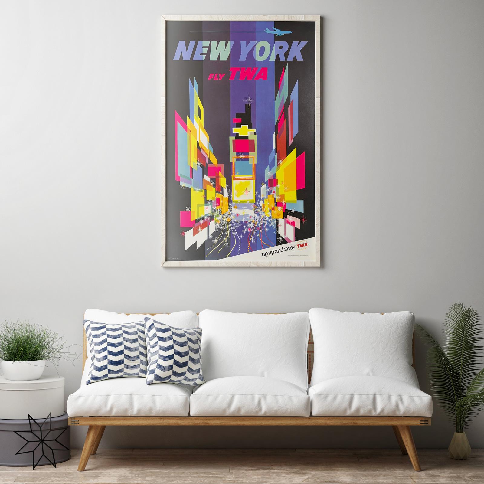 Nos encanta este póster de viaje original de la TWA de Nueva York de los años 60, diseñado por David Klein. La representación que hace Klein de Times Square, con colores maravillosamente brillantes y llamativos, es sencillamente impresionante. Sin