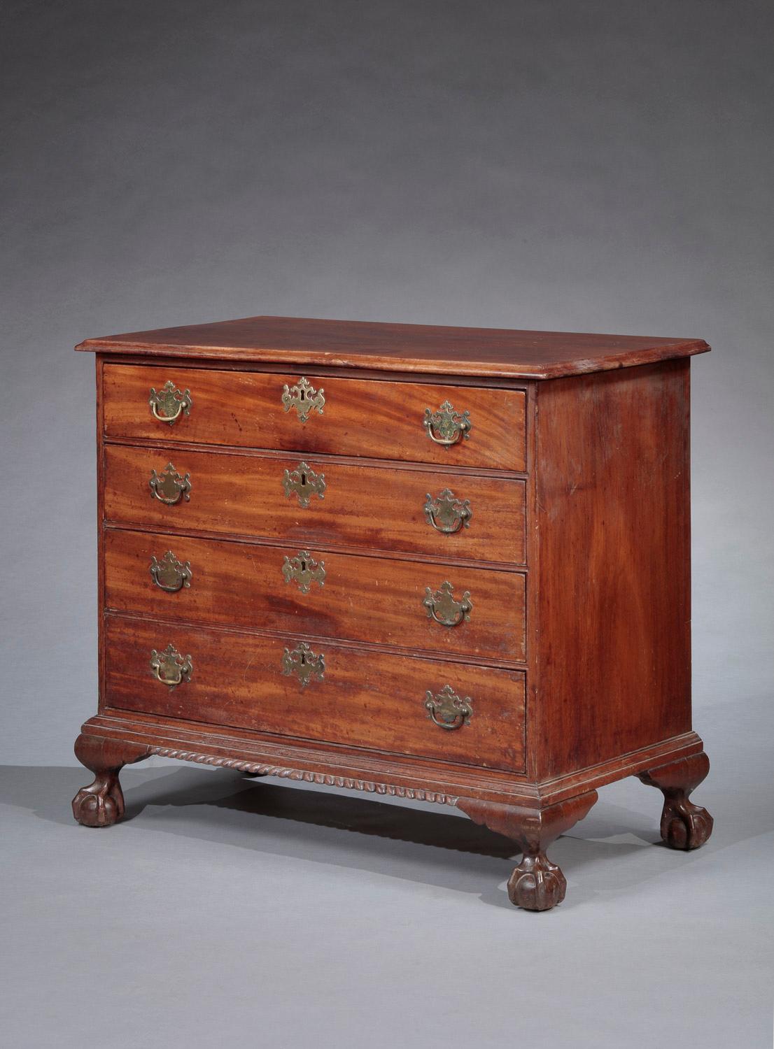 Cassettiera Chippendale
New York          Circa 1765

Wood primario:  Mogano
Wood secondari: Pioppo tulipano, Pino bianco

Altezza. 32 1/2 pollici
Larghezza. 38 1/2 pollici
Profondità: 19 3/4 pollici

Una cassettiera molto bella e rara realizzata a