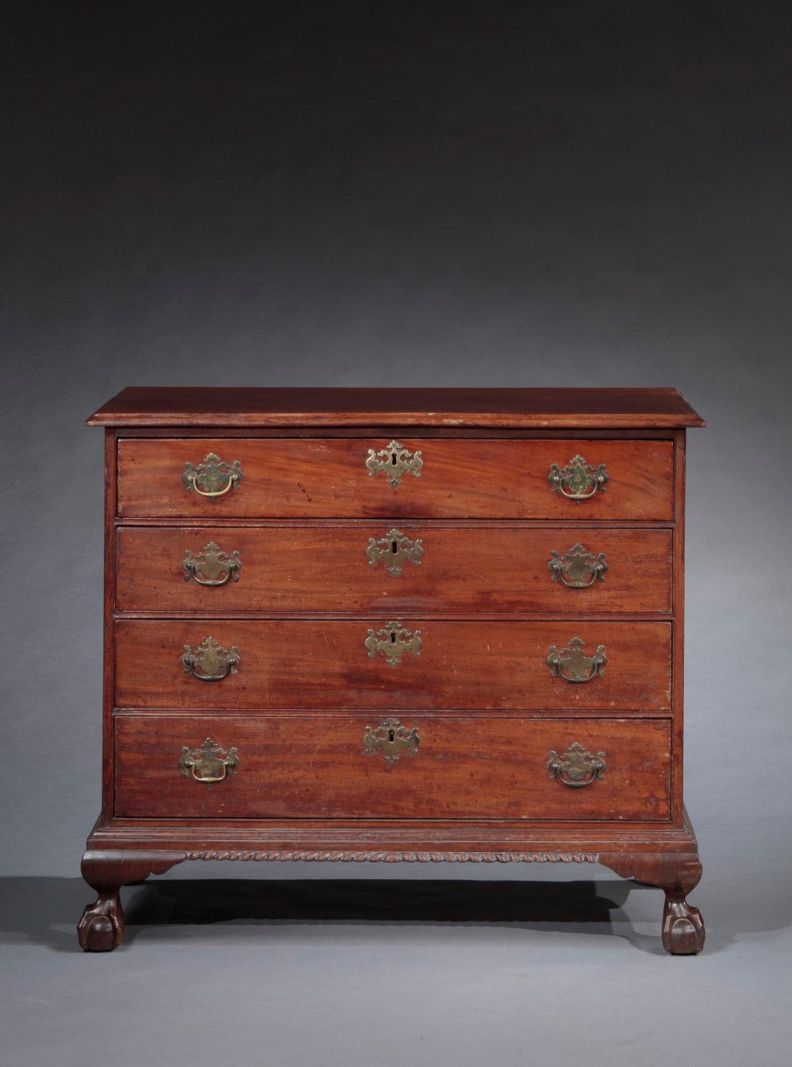 Intagliato a mano Cassettiera New York Chippendale con ante dritte in vendita