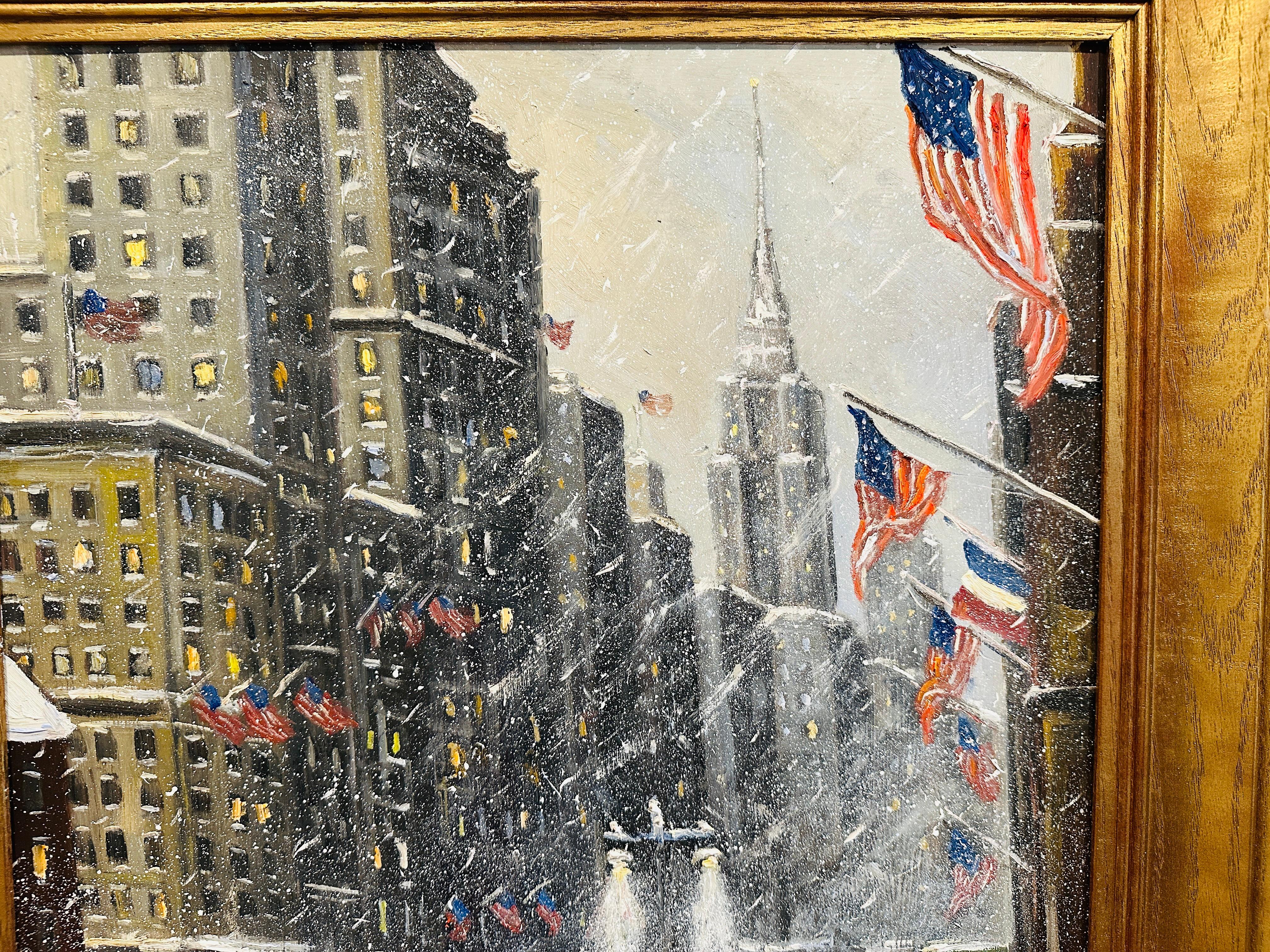 Nueva York impresionista, un día de invierno nevado en la 5ª avenida. Los coches llenan la calle y la nieve llena el aire. La ciudad que nunca duerme resplandece de orgullo patriótico con el famoso Empire State Building. Con su gran altura y diseño