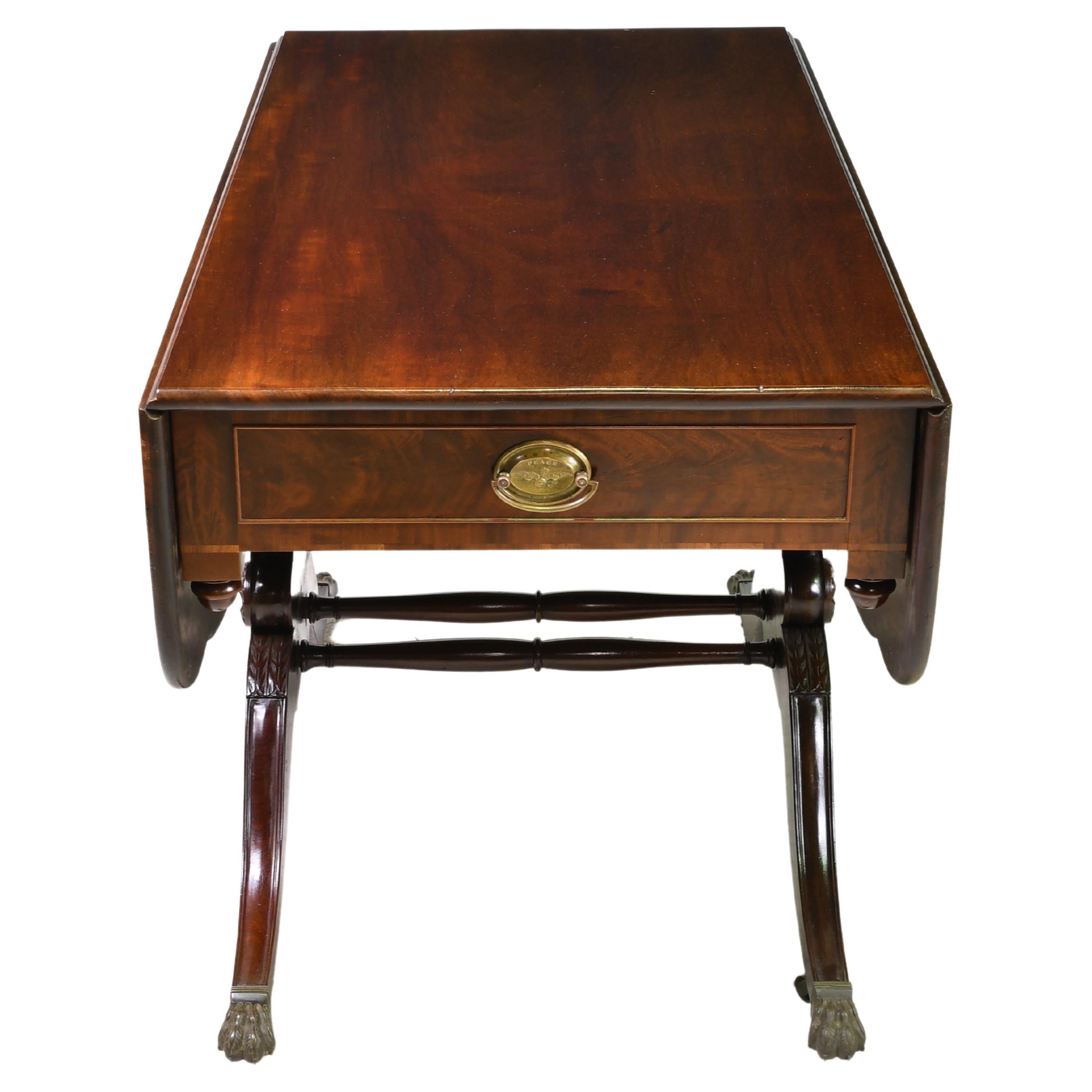 American New York Federal / Sheraton Pembroke or Drop-Leaf Table in Mahogany, circa 1810 For Sale