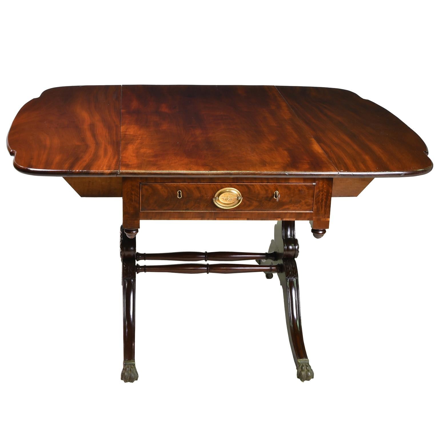 19th Century New York Federal / Sheraton Pembroke or Drop-Leaf Table in Mahogany, circa 1810 For Sale