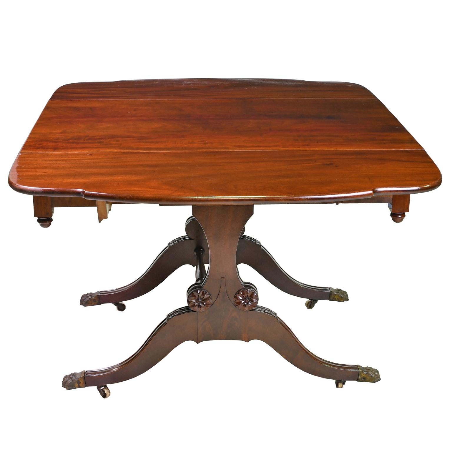 New York Federal / Sheraton Pembroke or Drop-Leaf Table in Mahogany, circa 1810 For Sale 1