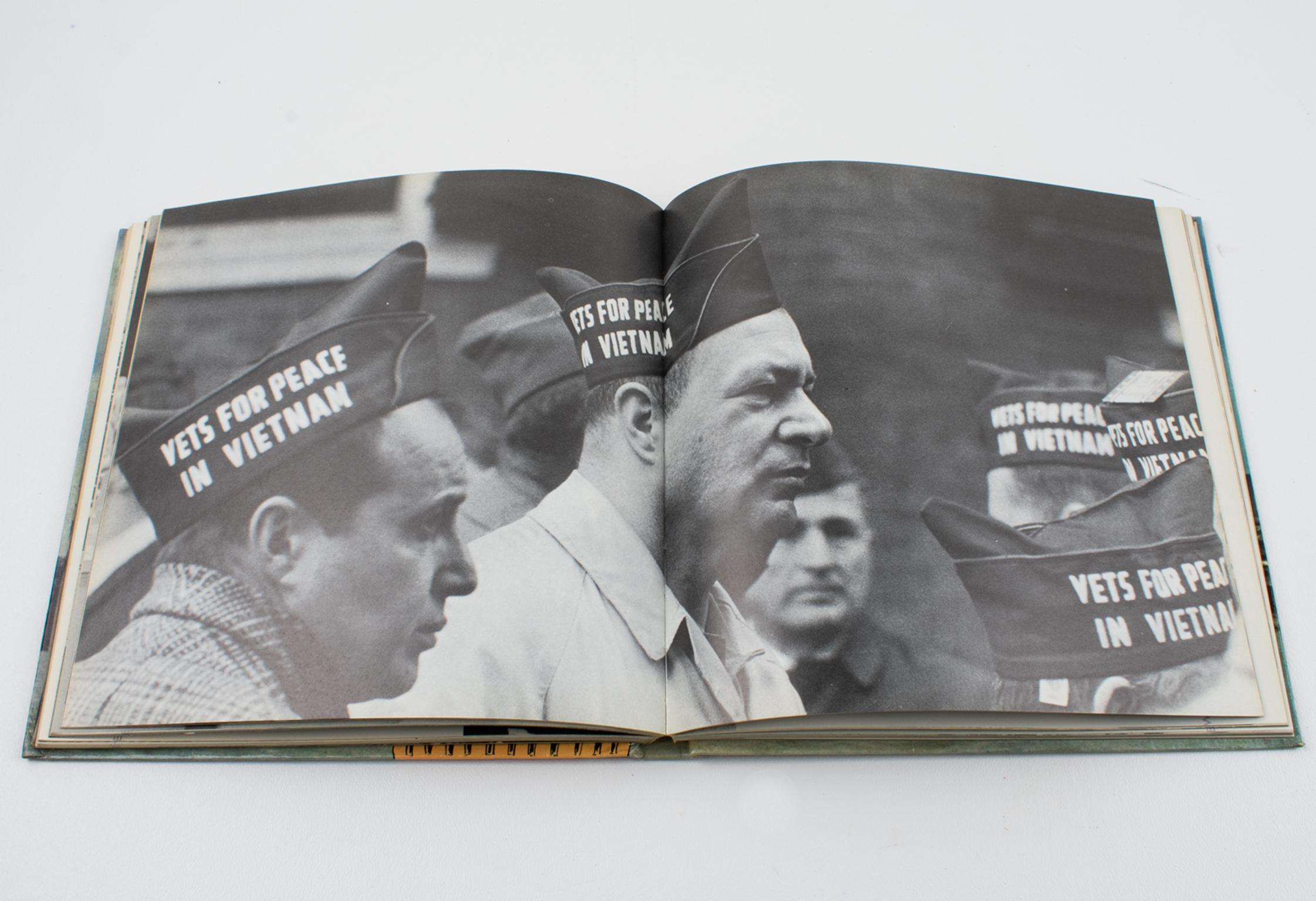 Paper New York, Humanity by Cubic Foot, French Book by David Lachterman, 1966 For Sale