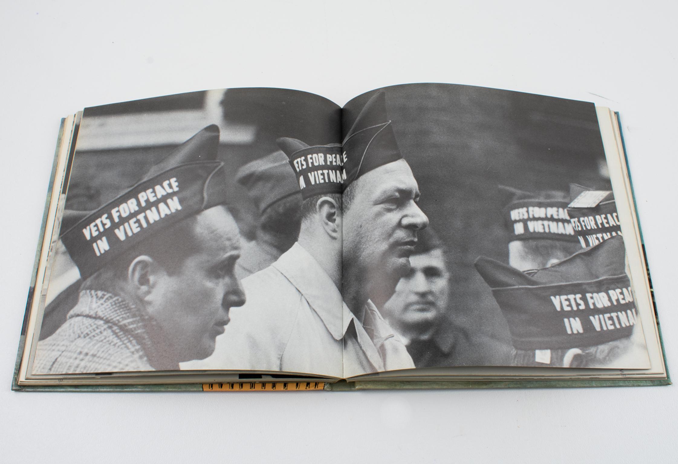 Papier New York, Humanity by Cubic Foot, Livre français de David Lachterman, 1966 en vente