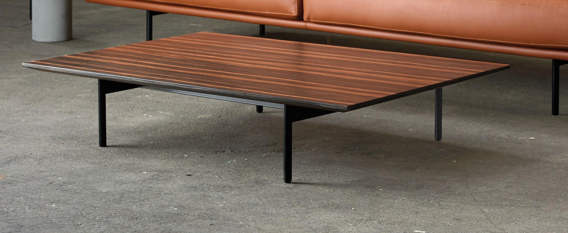 New York Niedriger Couchtisch aus schwarz lackiertem Metall & Ebenholz von Quinti Sedute
Abmessungen: T 75 x B 115 x H 23 cm.
MATERIALIEN: Metall und Ebenholz.

New York - Lounge-Kollektion mit modernem und essentiellem Design für den Wohn-, Objekt-