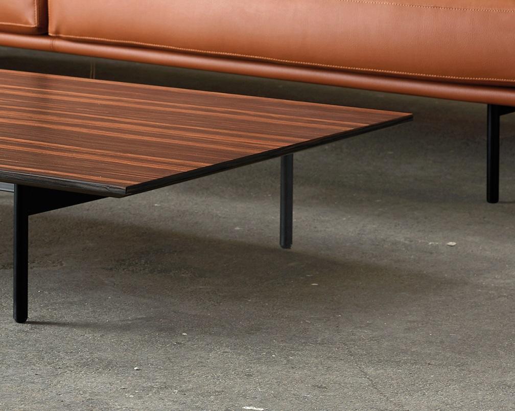 New York Niedriger Couchtisch aus schwarz lackiertem Metall & Ebenholz von Quinti Sedute (Italienisch) im Angebot