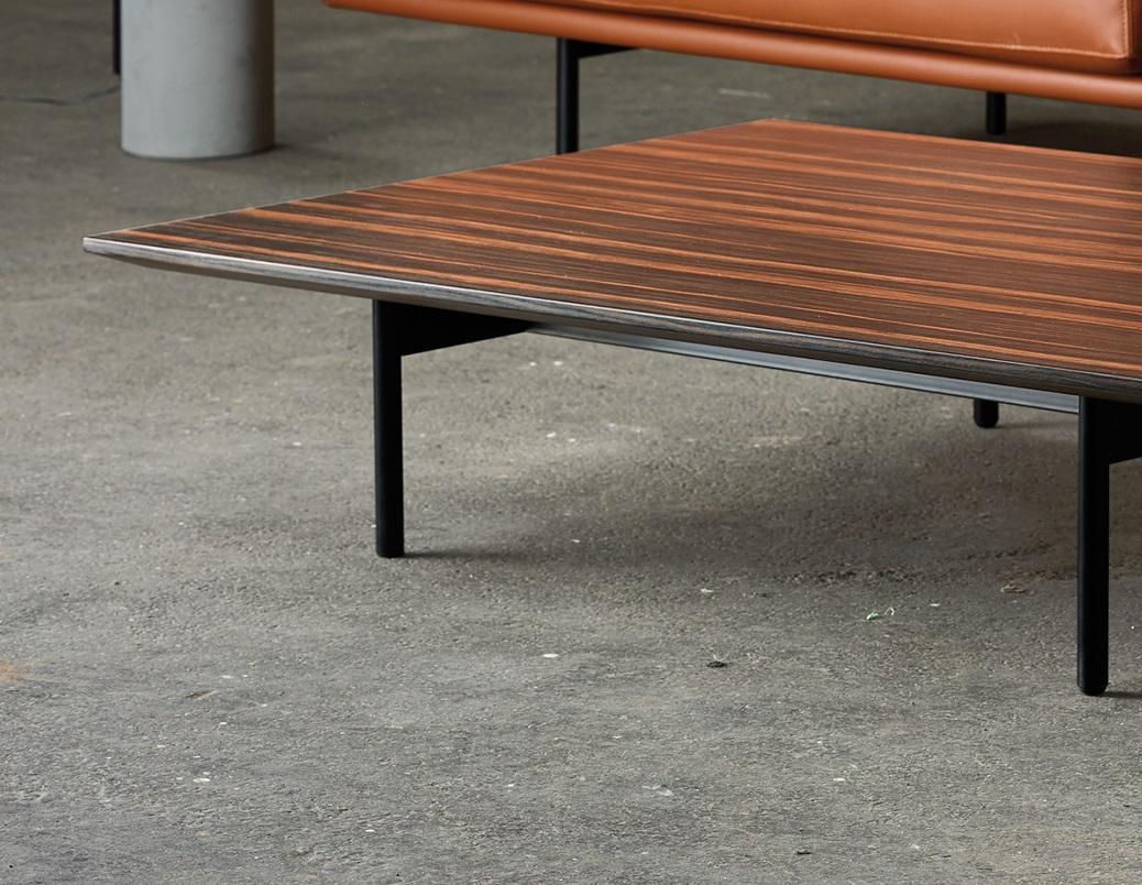 New York Niedriger Couchtisch aus schwarz lackiertem Metall & Ebenholz von Quinti Sedute (Sonstiges) im Angebot