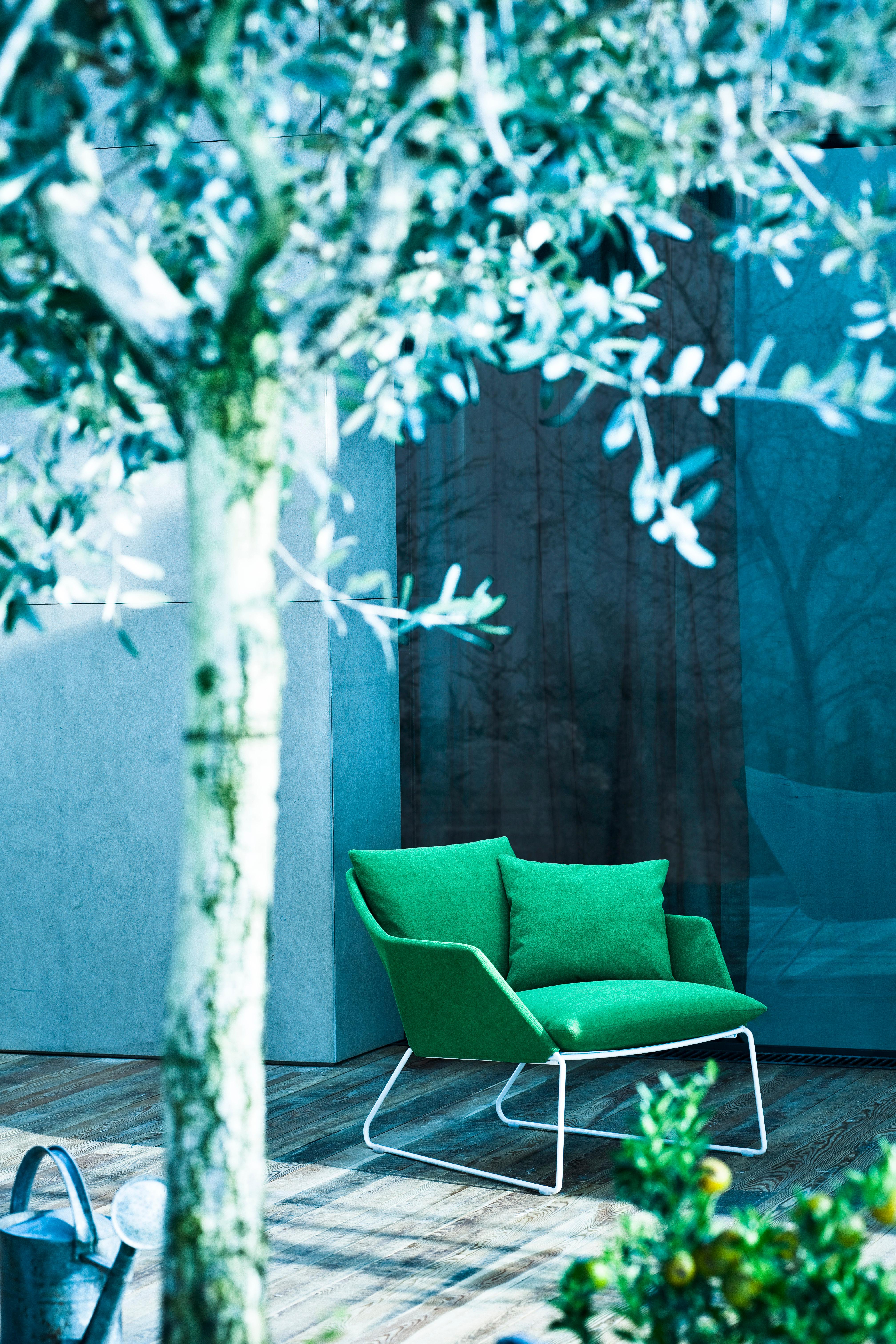 New York Sofa outdoor est le résultat d'une recherche minutieuse sur les matériaux afin de préserver le caractère unique du design original. Il est doté d'un cadre en métal tubulaire peint spécifiquement traité pour une utilisation en extérieur. Le